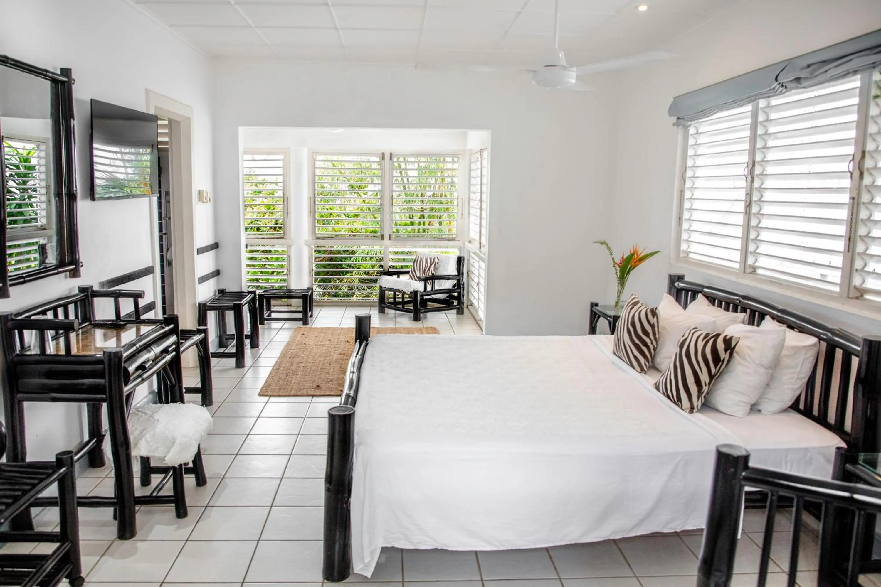 Photo of the whole room, Bed in LF Jungle Retreat