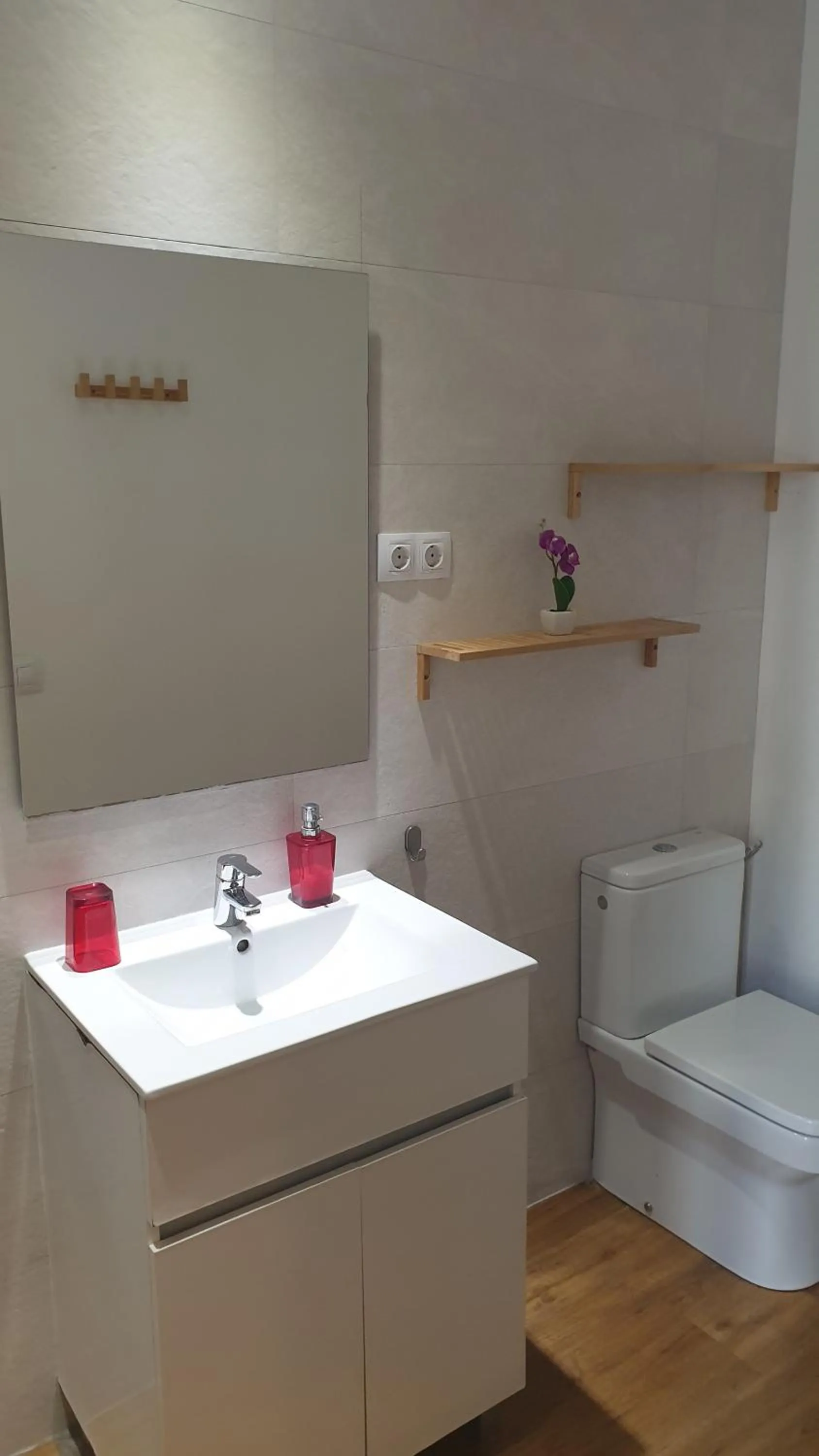 Toilet in Hostal Barcelona Travel