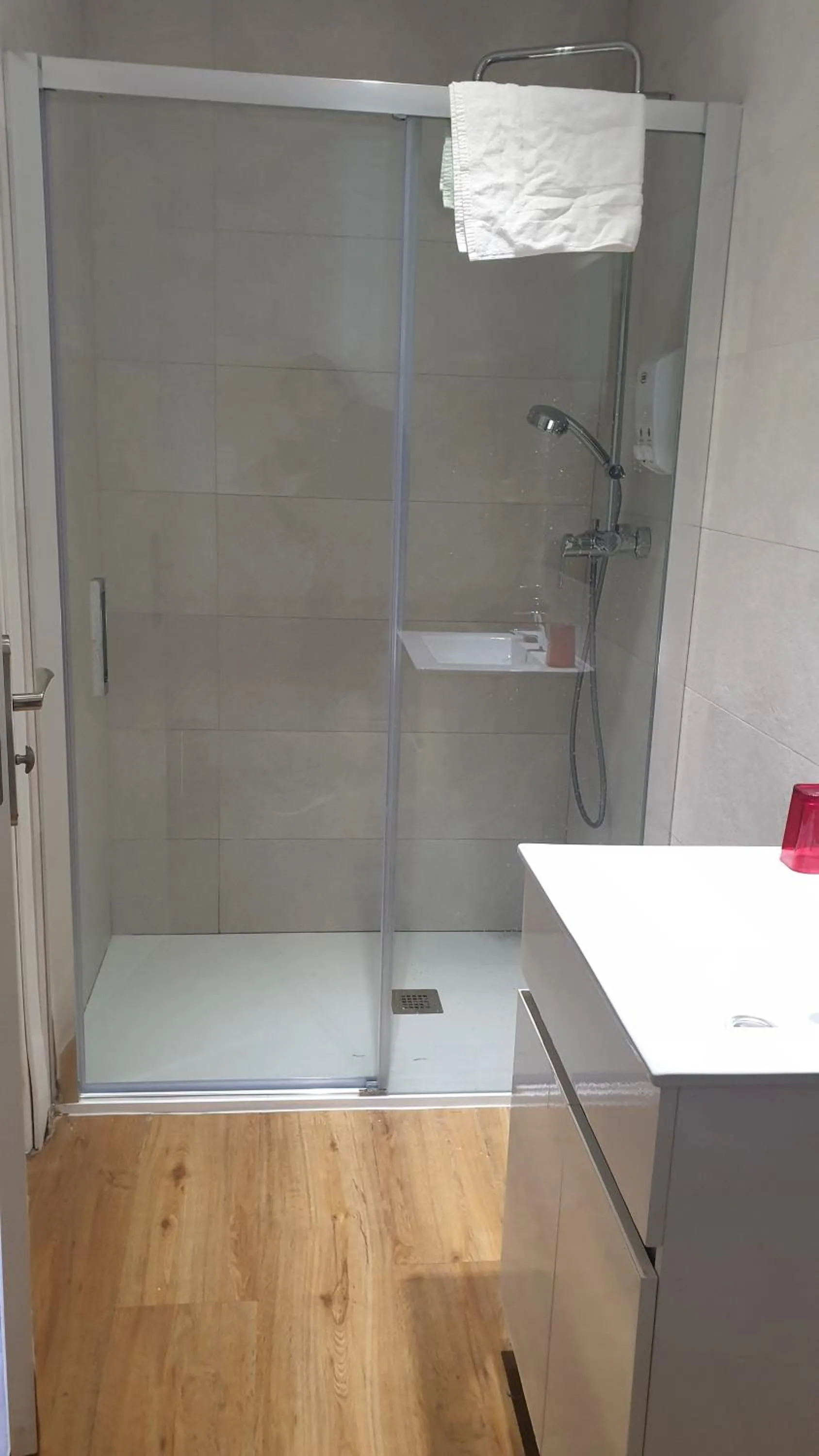 Toilet in Hostal Barcelona Travel