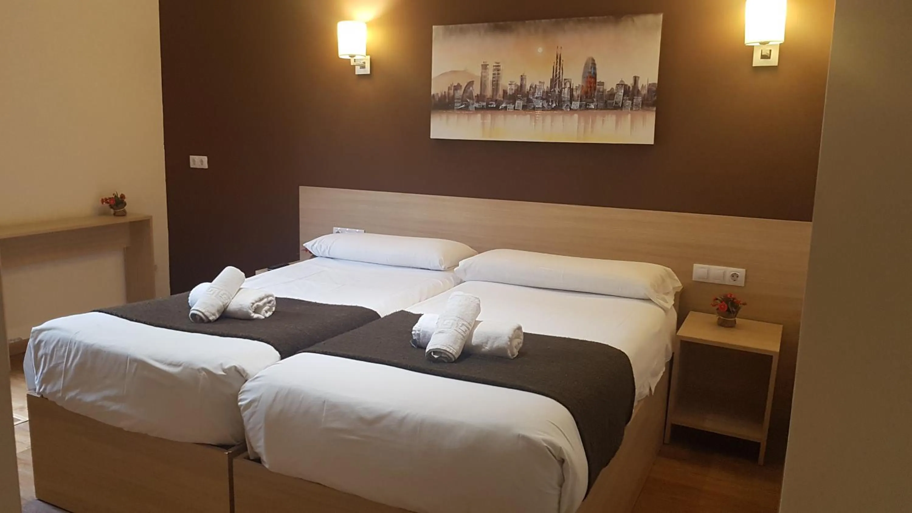 Photo of the whole room, Bed in Hostal Barcelona Travel