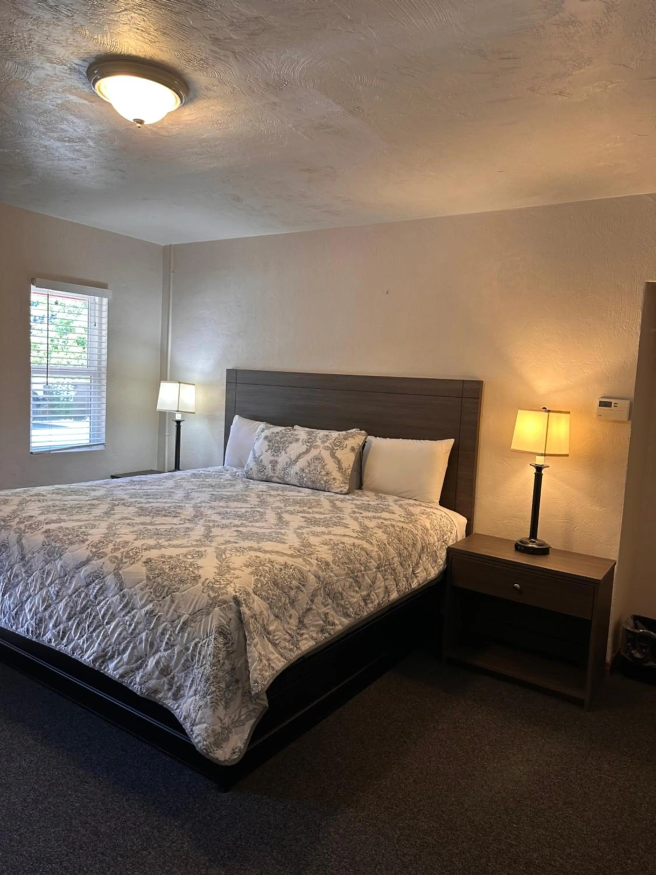 Photo of the whole room, Bed in Lee Vining Motel