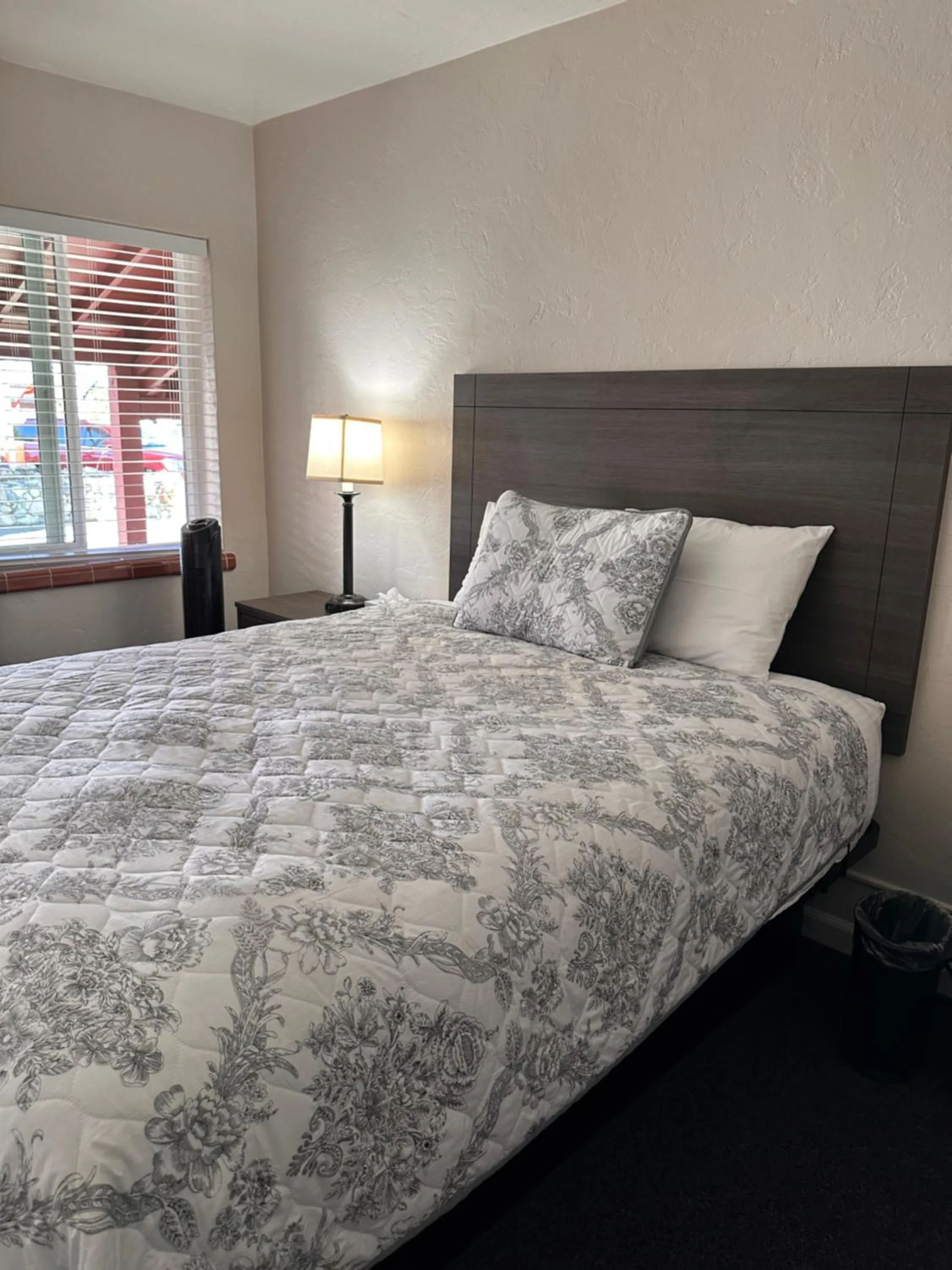 Photo of the whole room, Bed in Lee Vining Motel