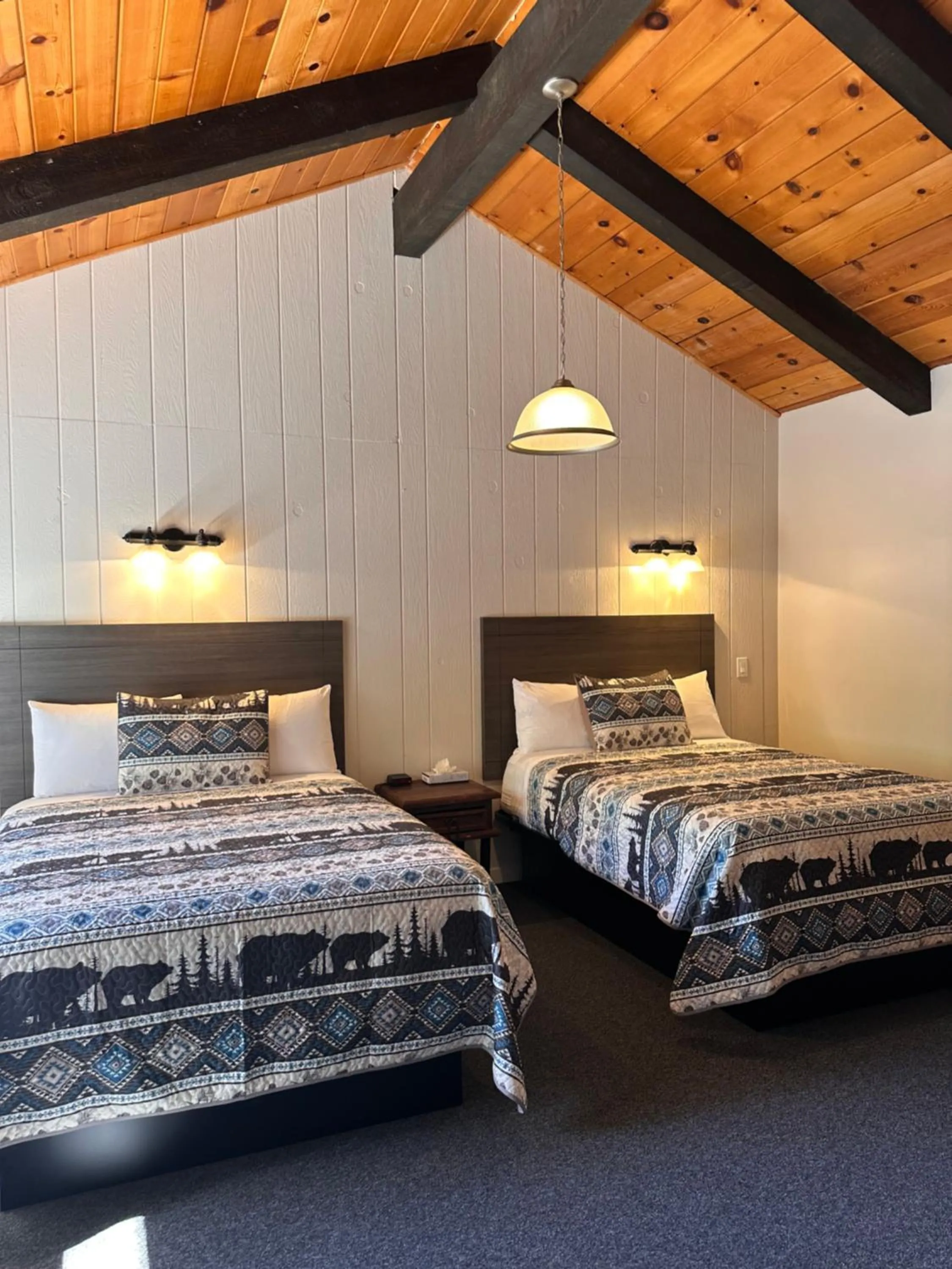 Photo of the whole room, Bed in Lee Vining Motel