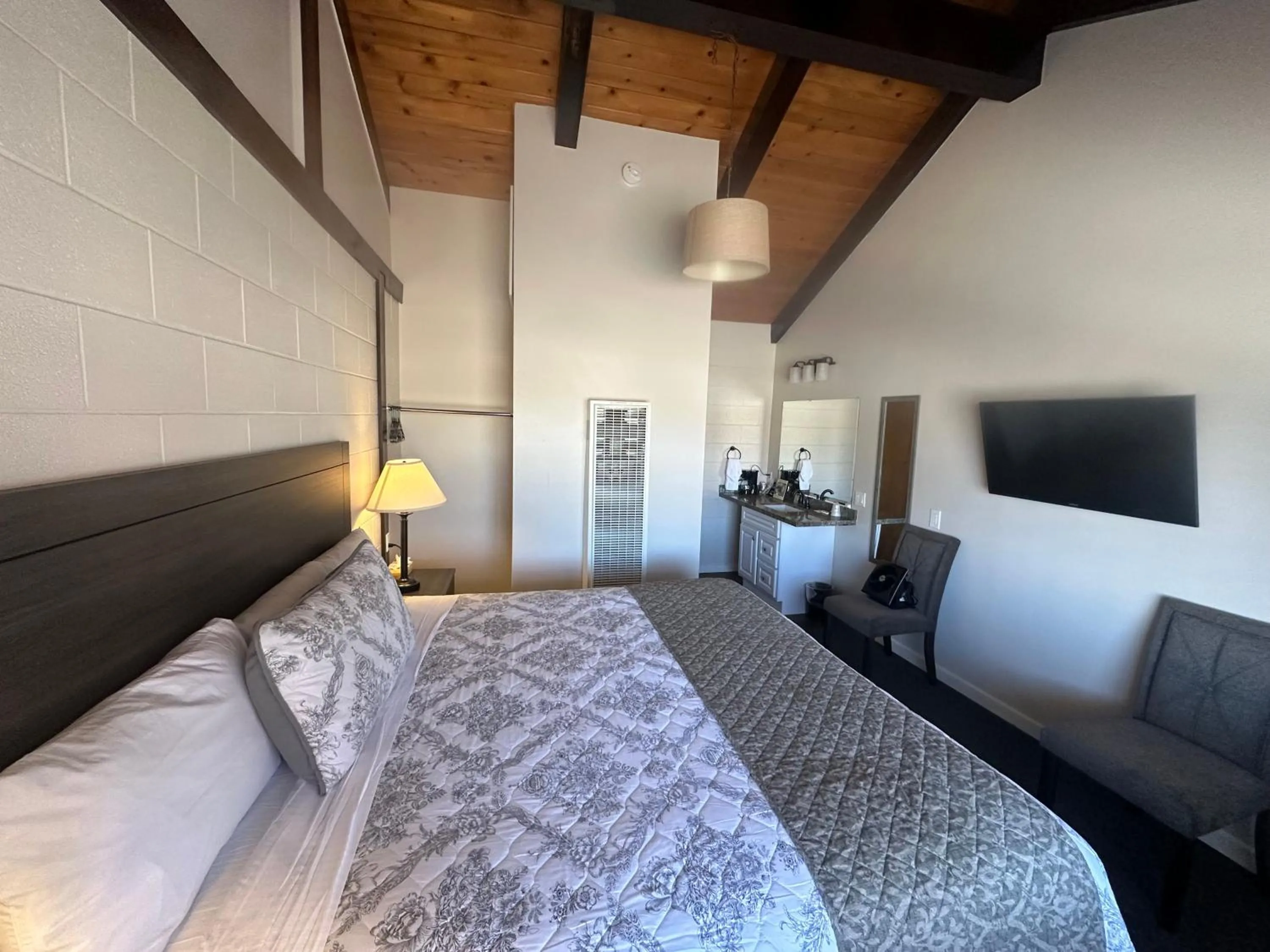 Photo of the whole room, Bed in Lee Vining Motel
