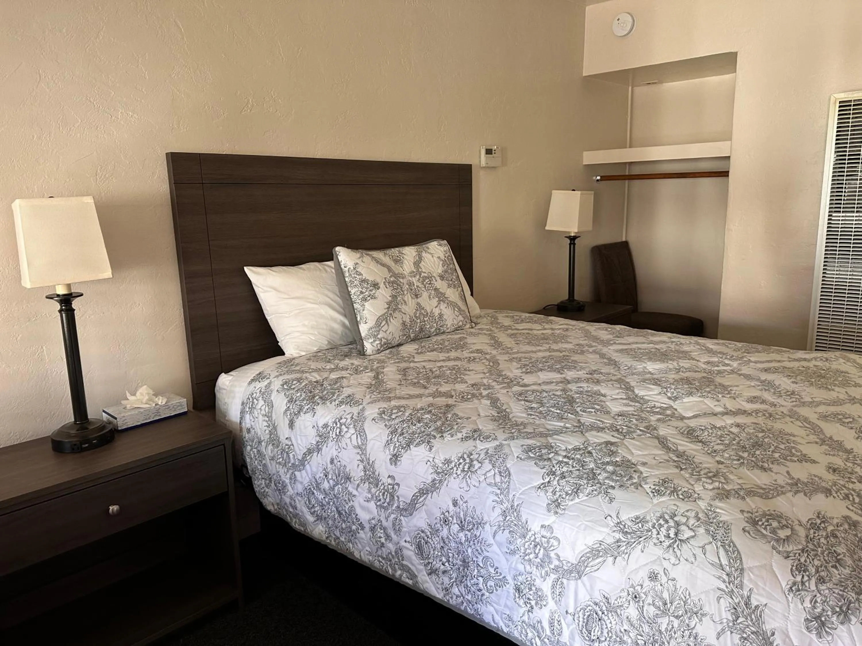 Photo of the whole room, Bed in Lee Vining Motel