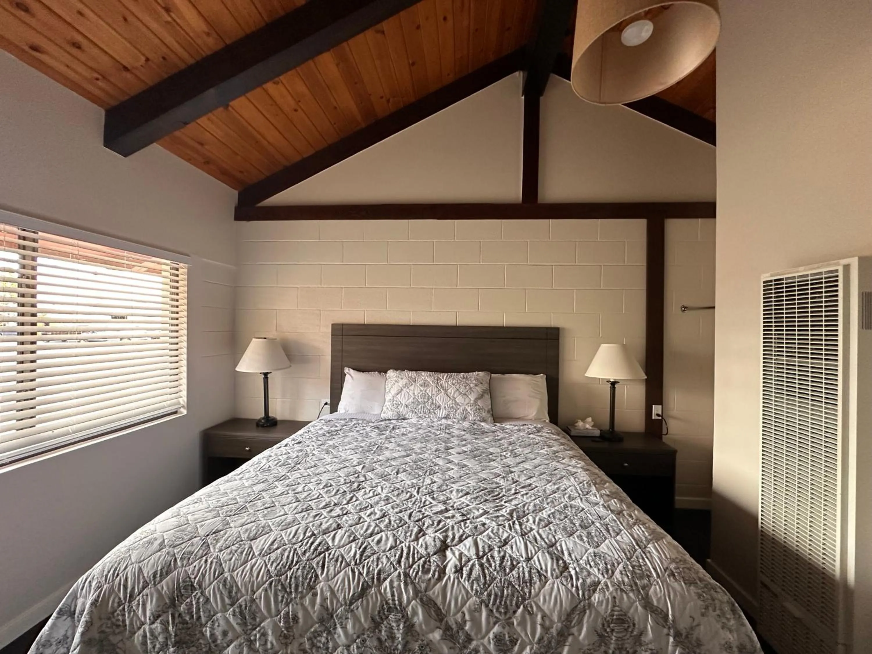 Photo of the whole room, Bed in Lee Vining Motel