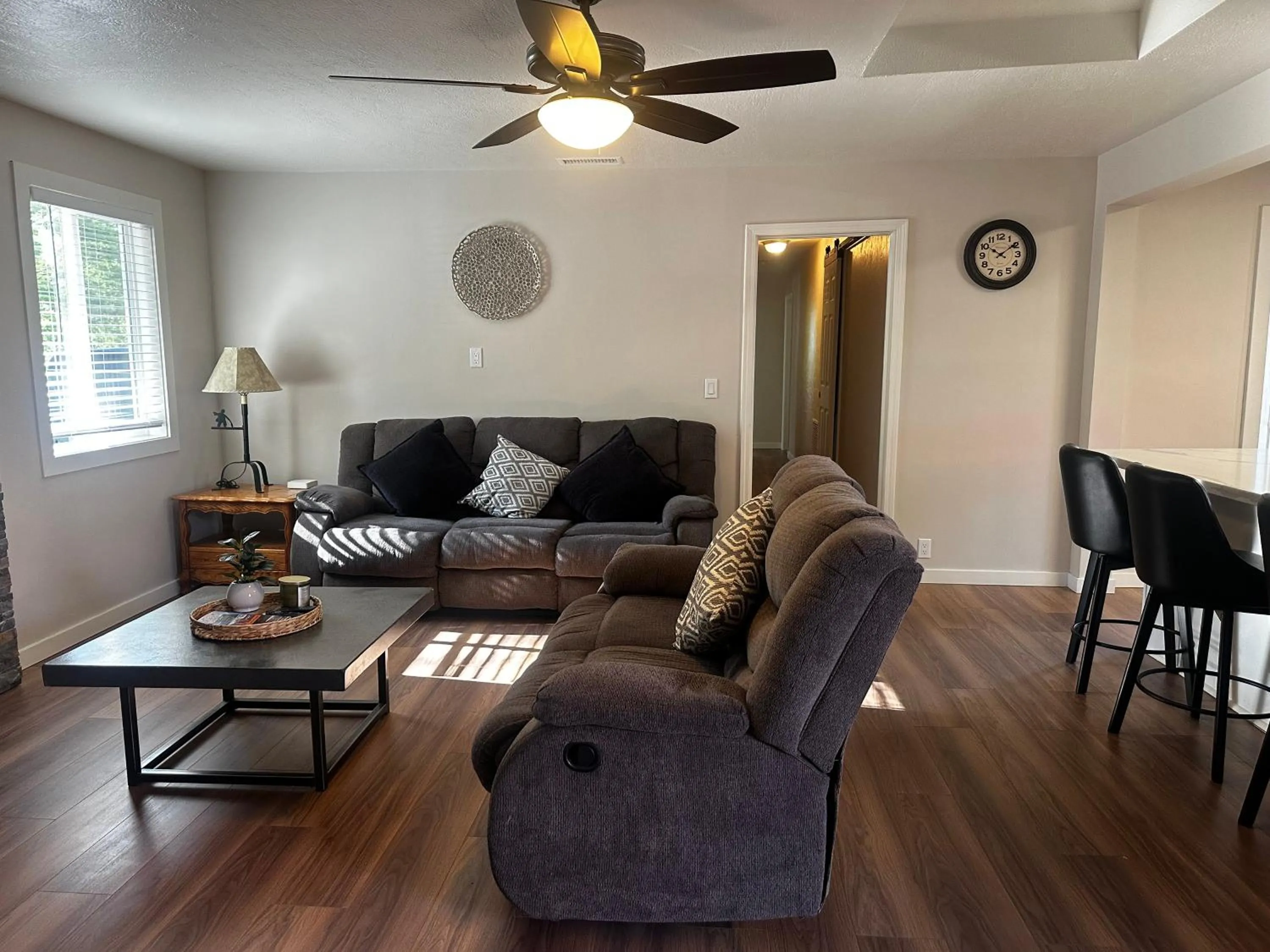 Living room in Lee Vining Motel
