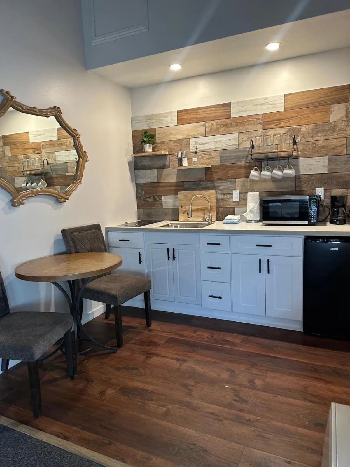 Kitchen or kitchenette in Lee Vining Motel