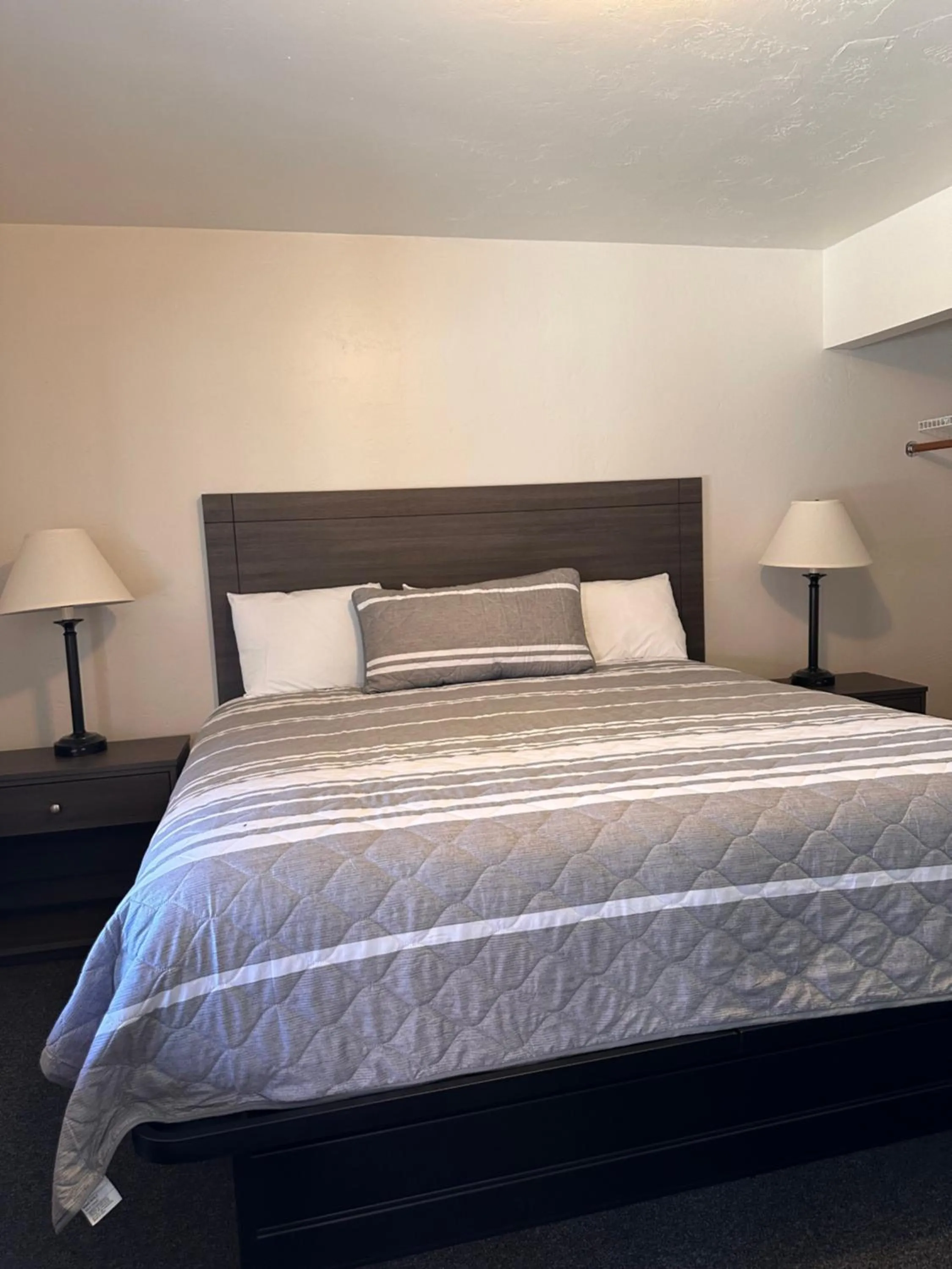 Photo of the whole room, Bed in Lee Vining Motel