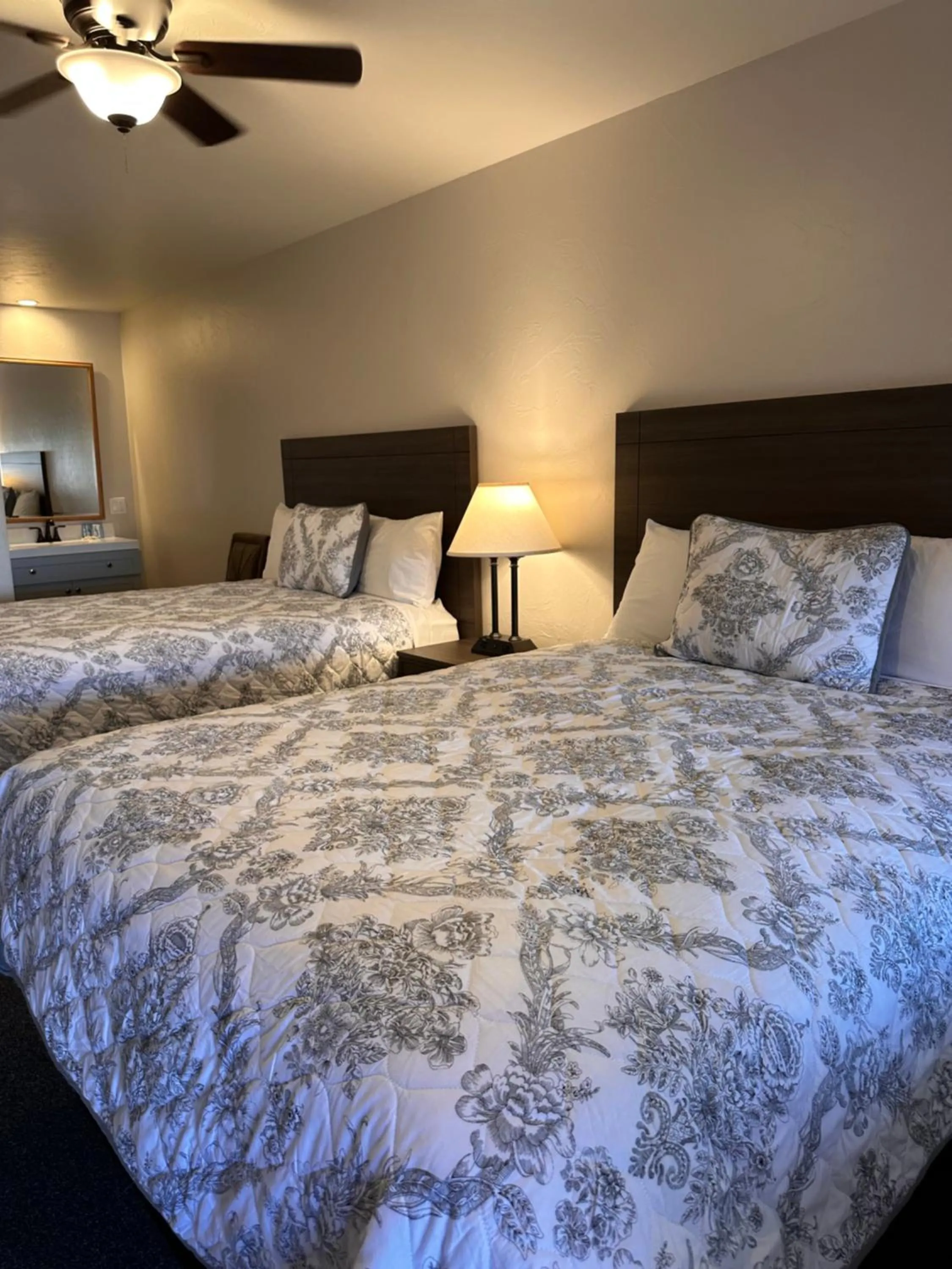 Photo of the whole room, Bed in Lee Vining Motel