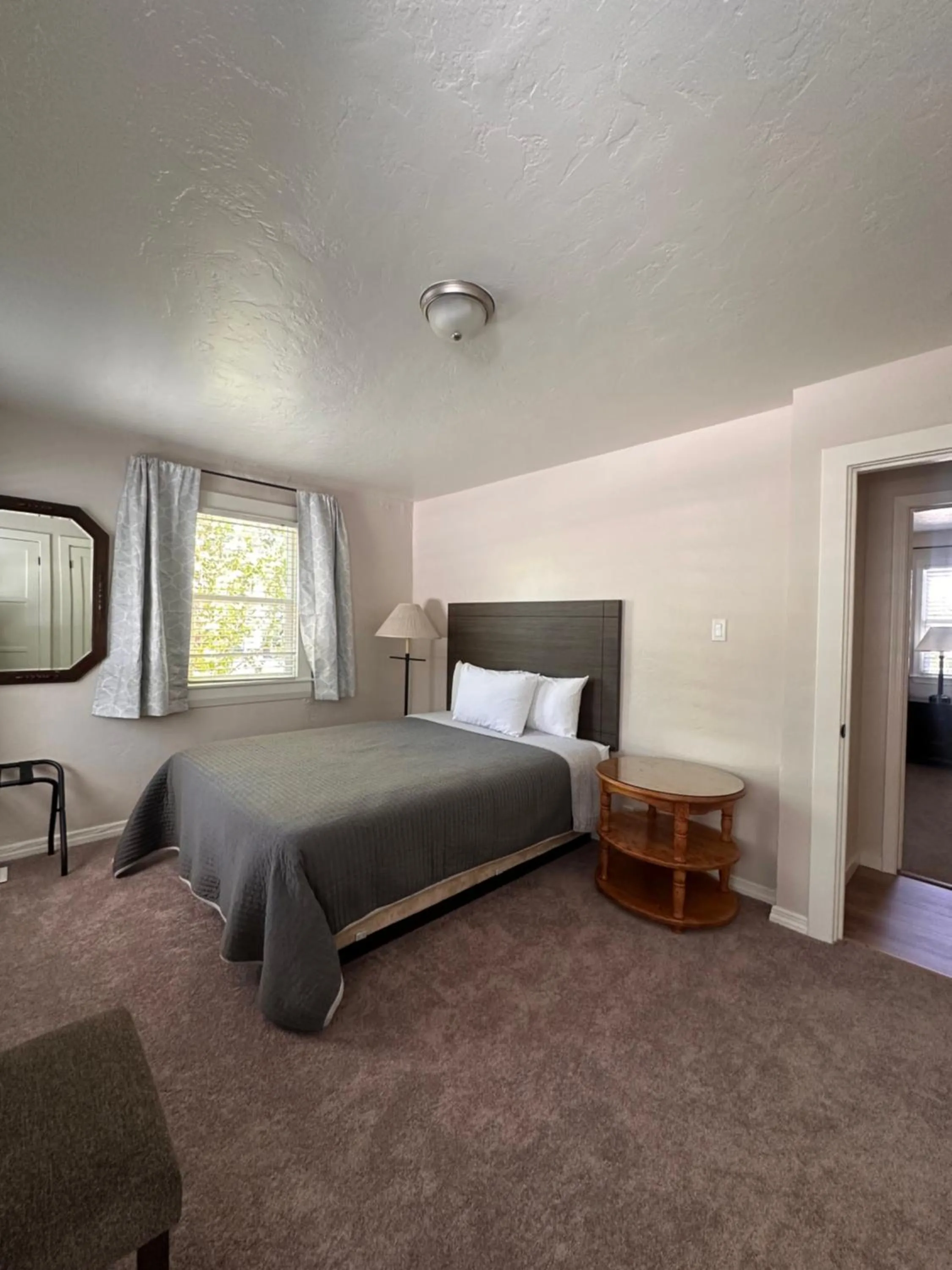 Photo of the whole room, Bed in Lee Vining Motel