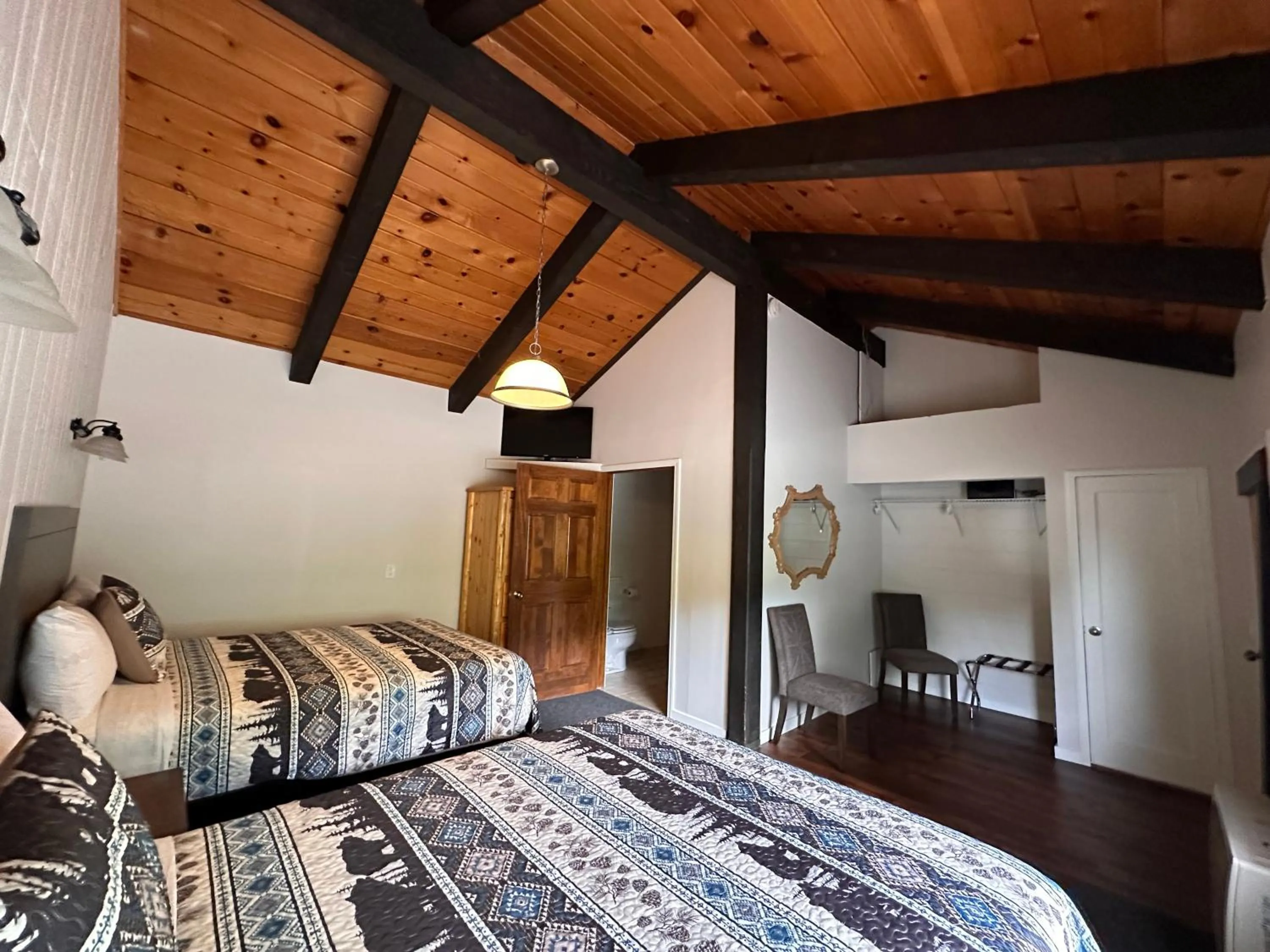 Photo of the whole room, Bed in Lee Vining Motel
