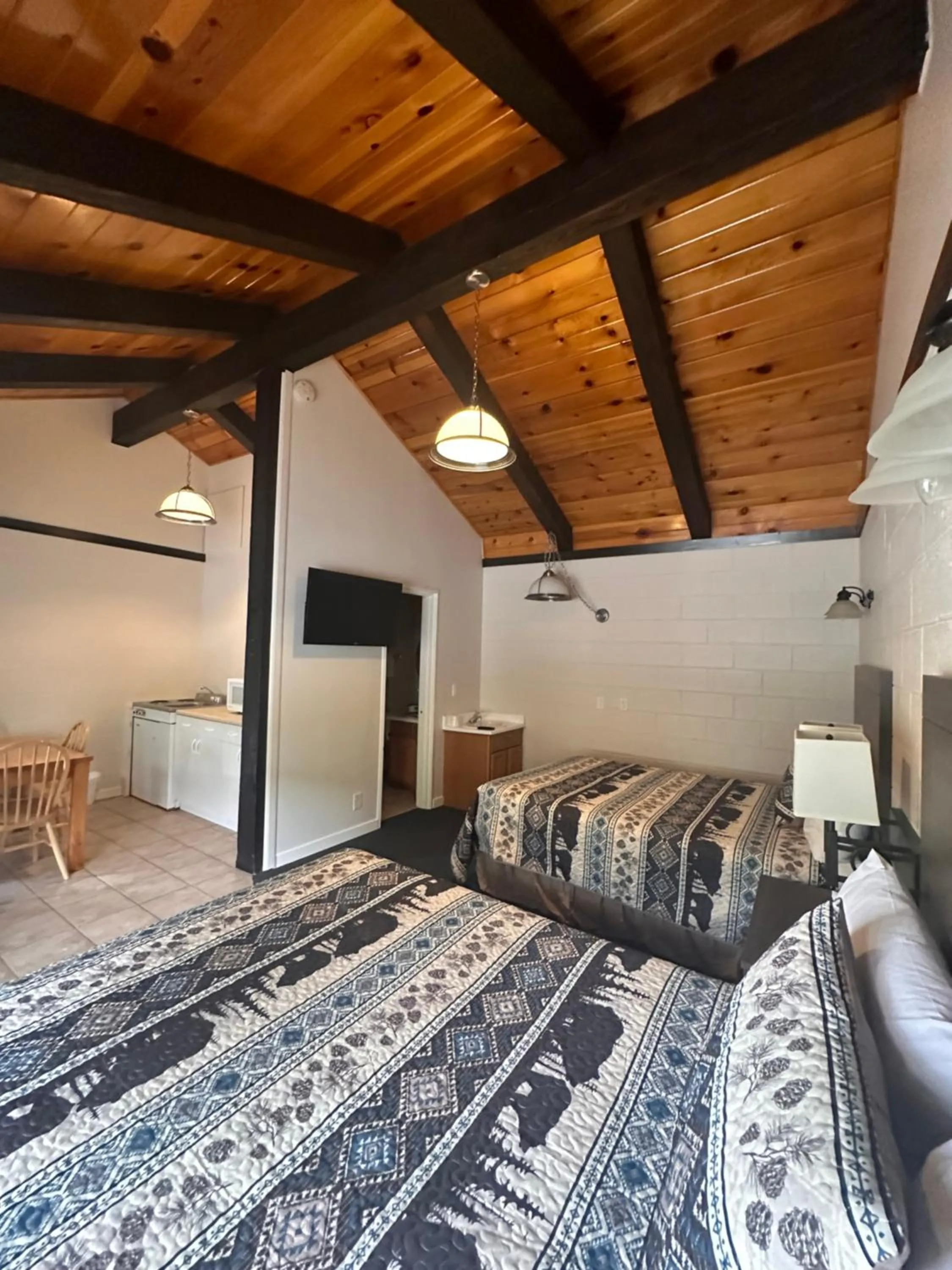 Photo of the whole room, Bed in Lee Vining Motel