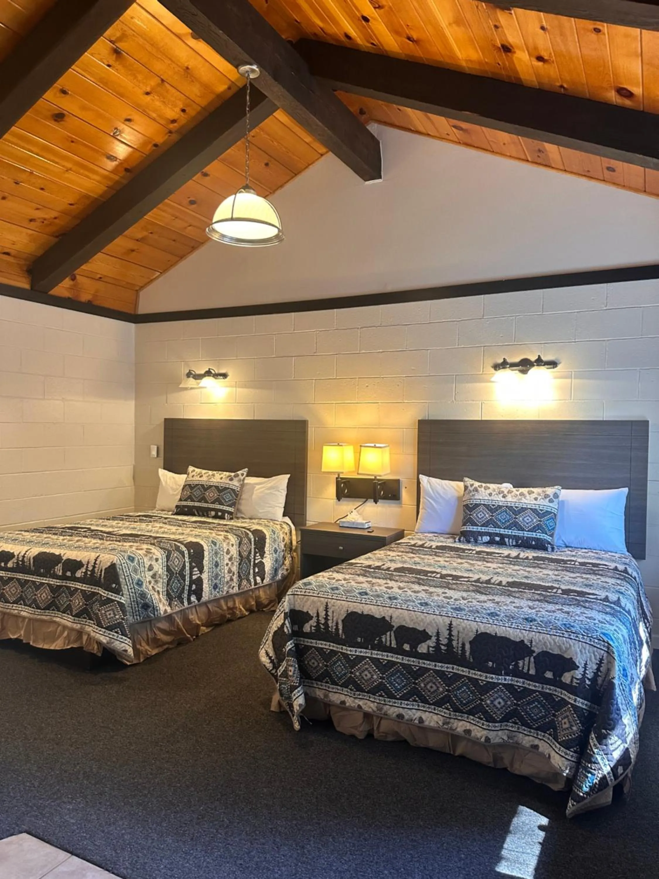 Photo of the whole room, Bed in Lee Vining Motel