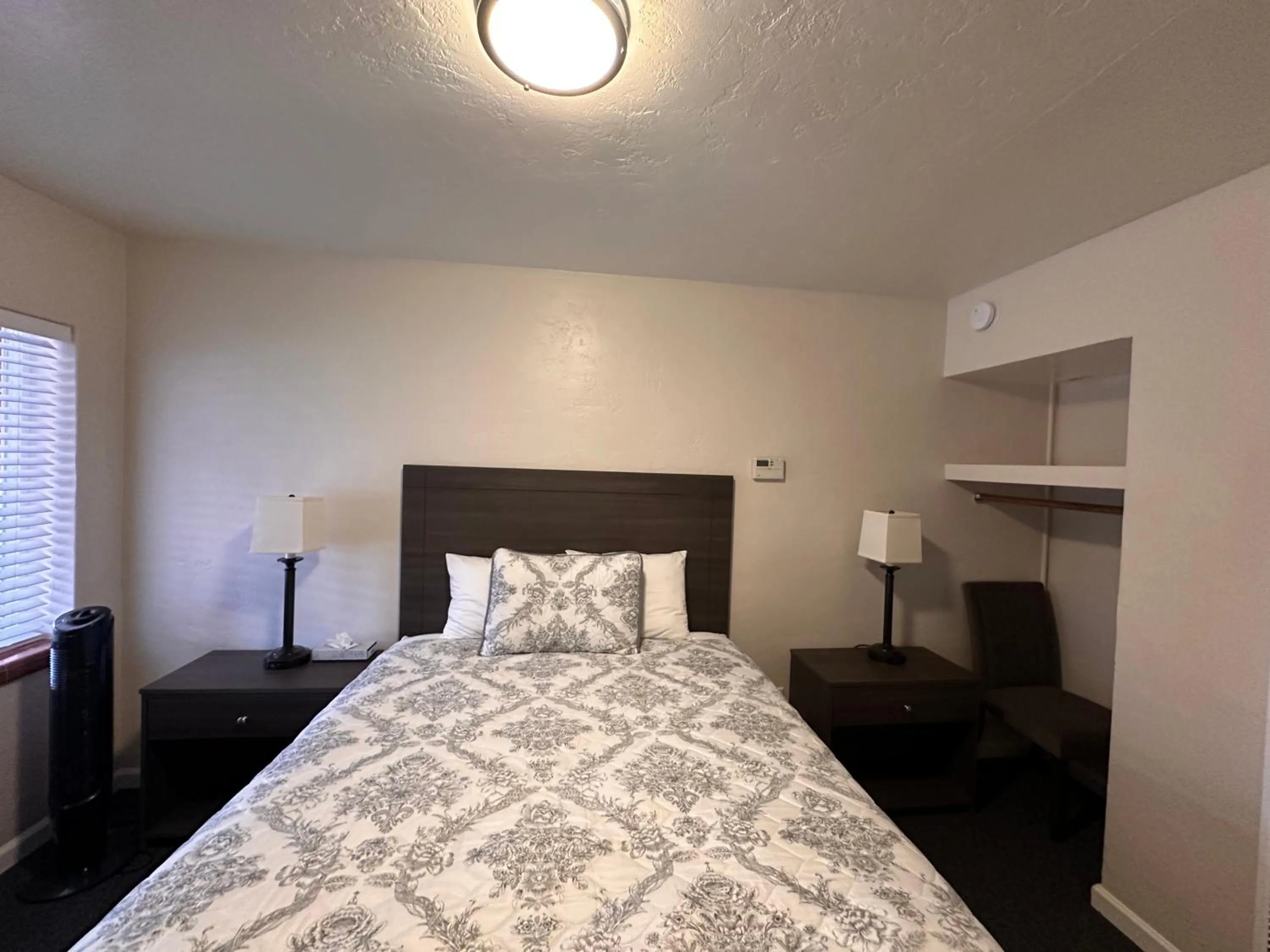 Photo of the whole room, Bed in Lee Vining Motel