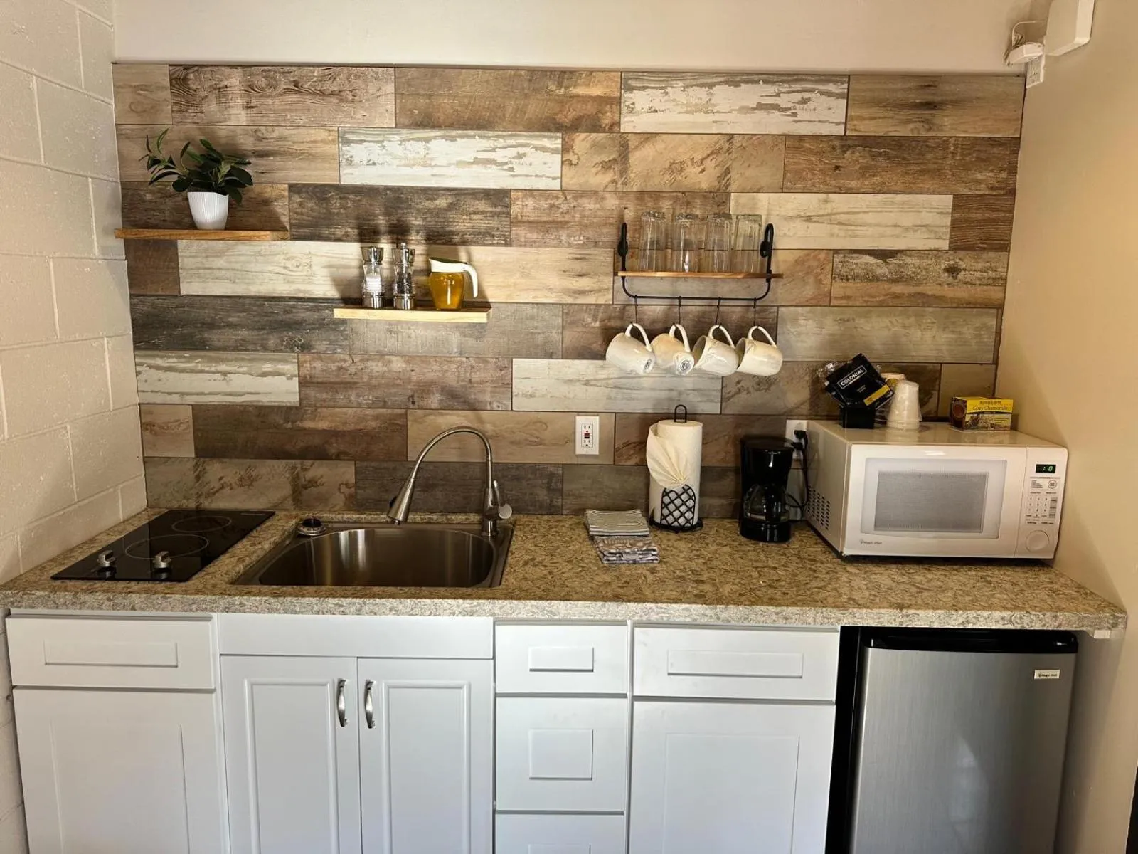 Coffee/tea facilities in Lee Vining Motel