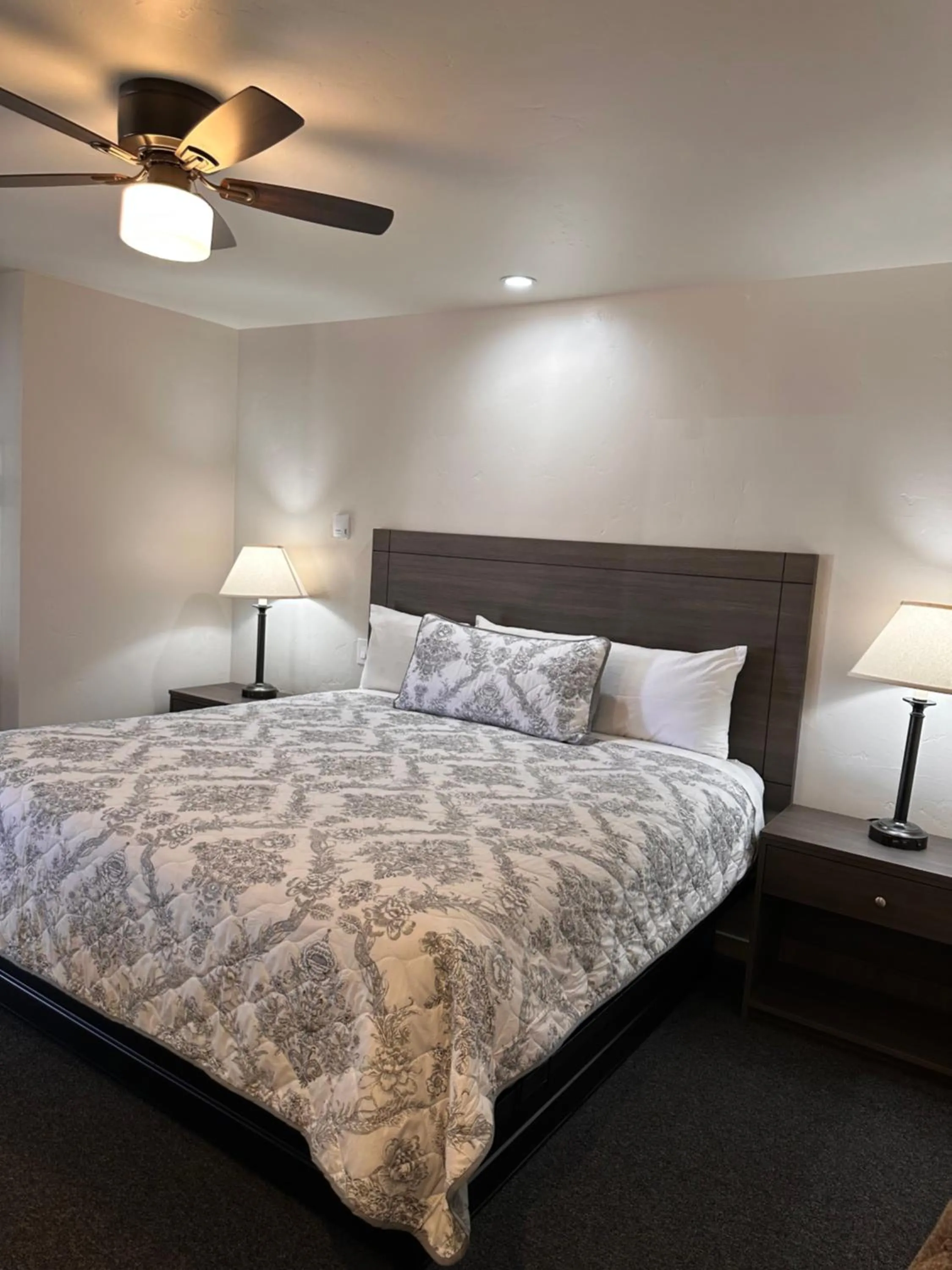 Photo of the whole room, Bed in Lee Vining Motel