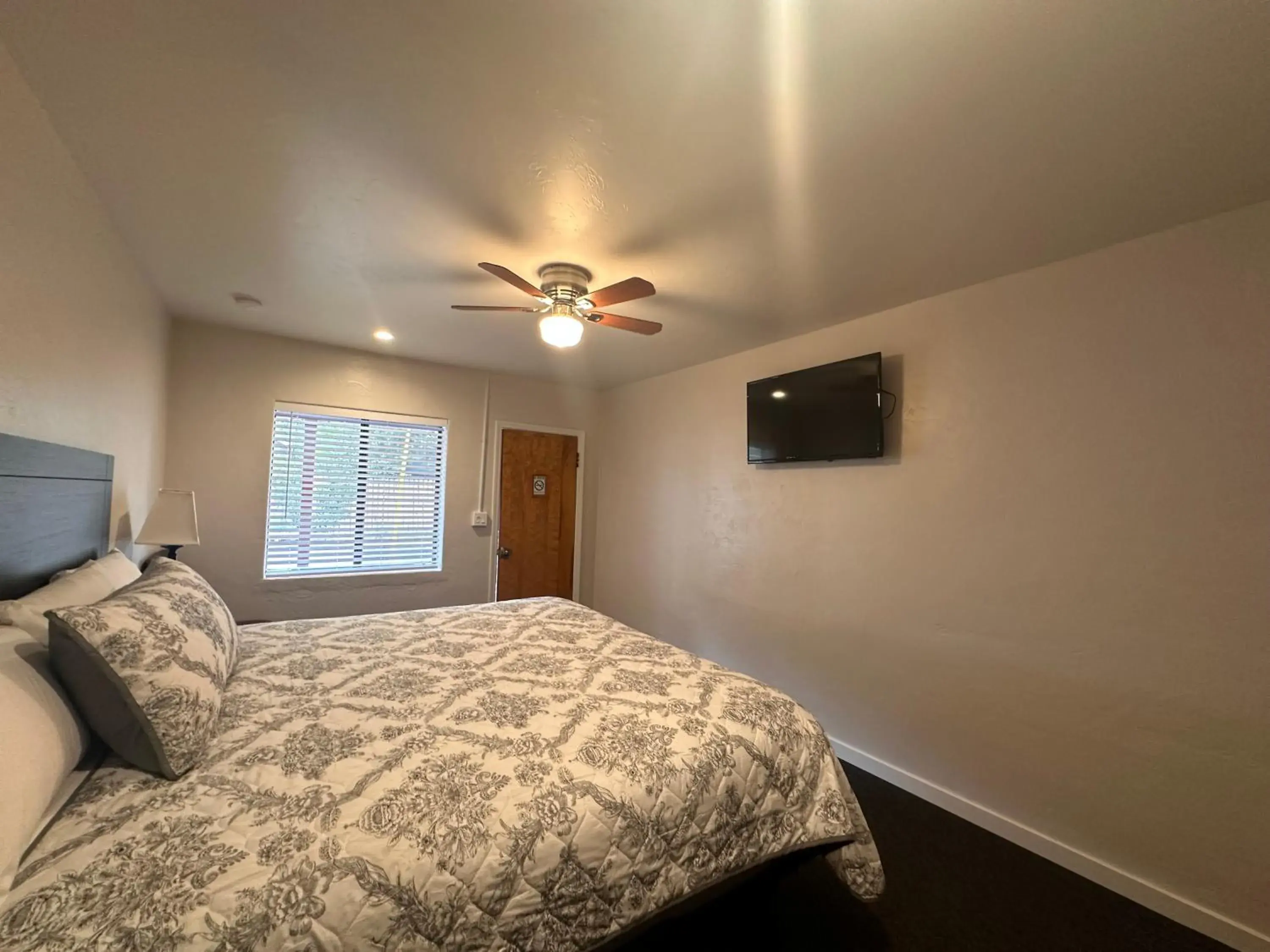Double Room in Lee Vining Motel Double Room in Lee Vining Motel