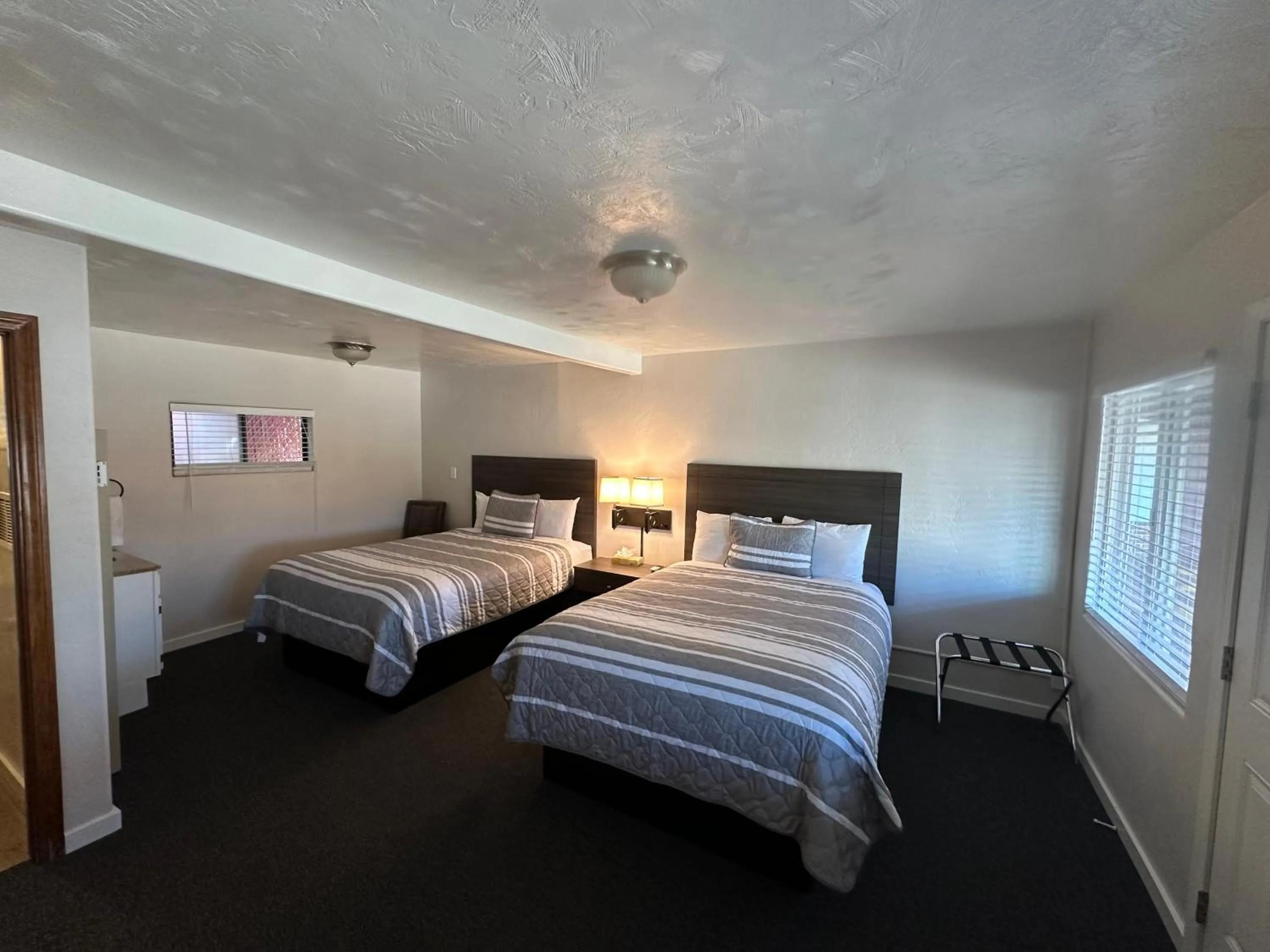 Photo of the whole room, Bed in Lee Vining Motel