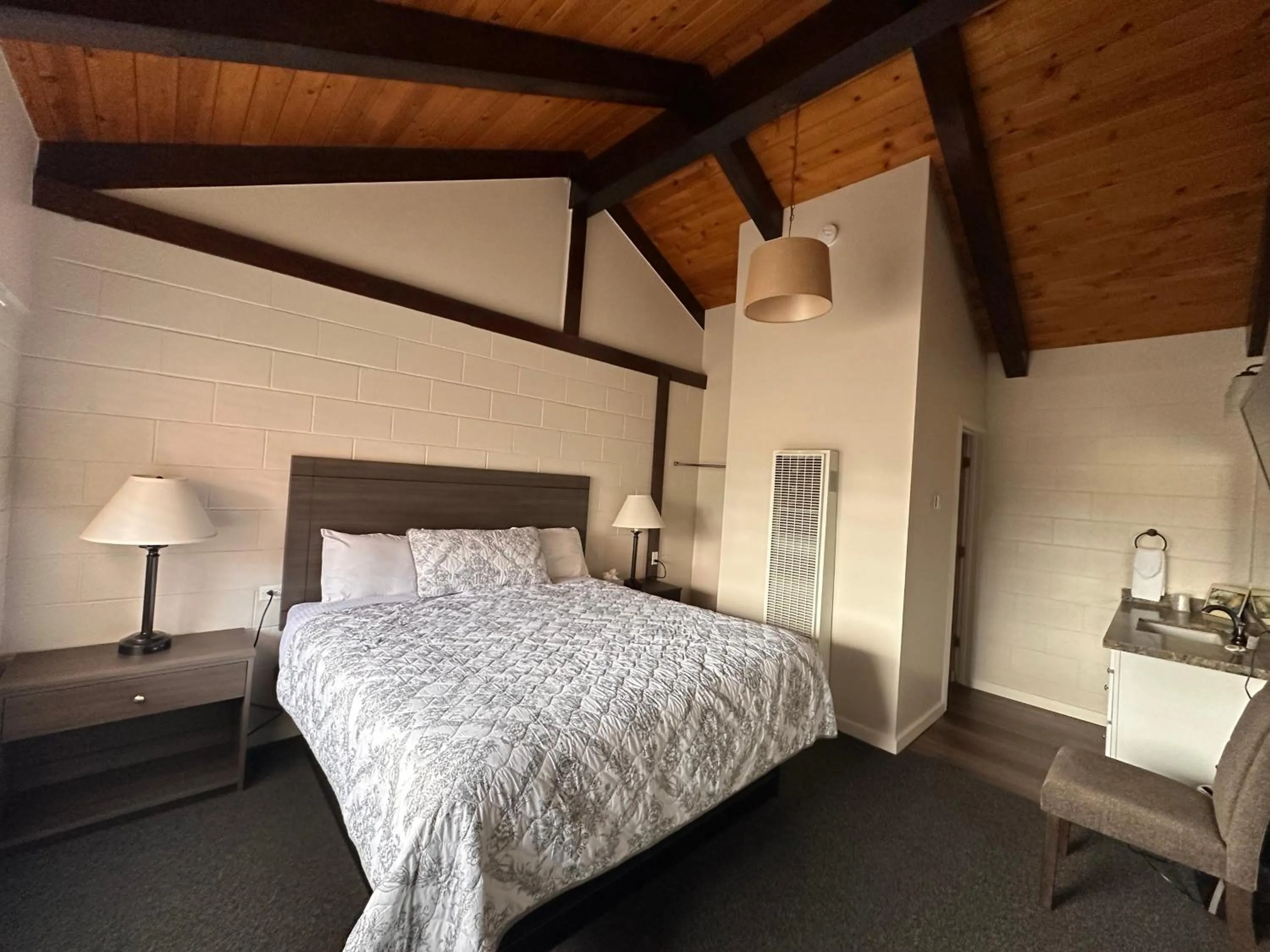 Photo of the whole room, Bed in Lee Vining Motel