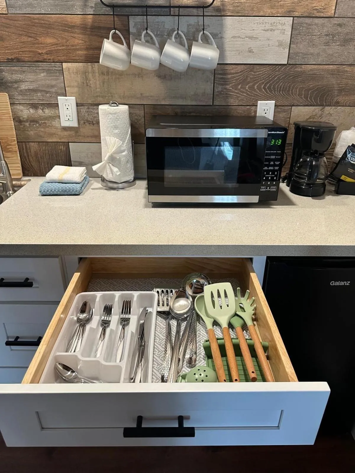 Kitchen or kitchenette in Lee Vining Motel