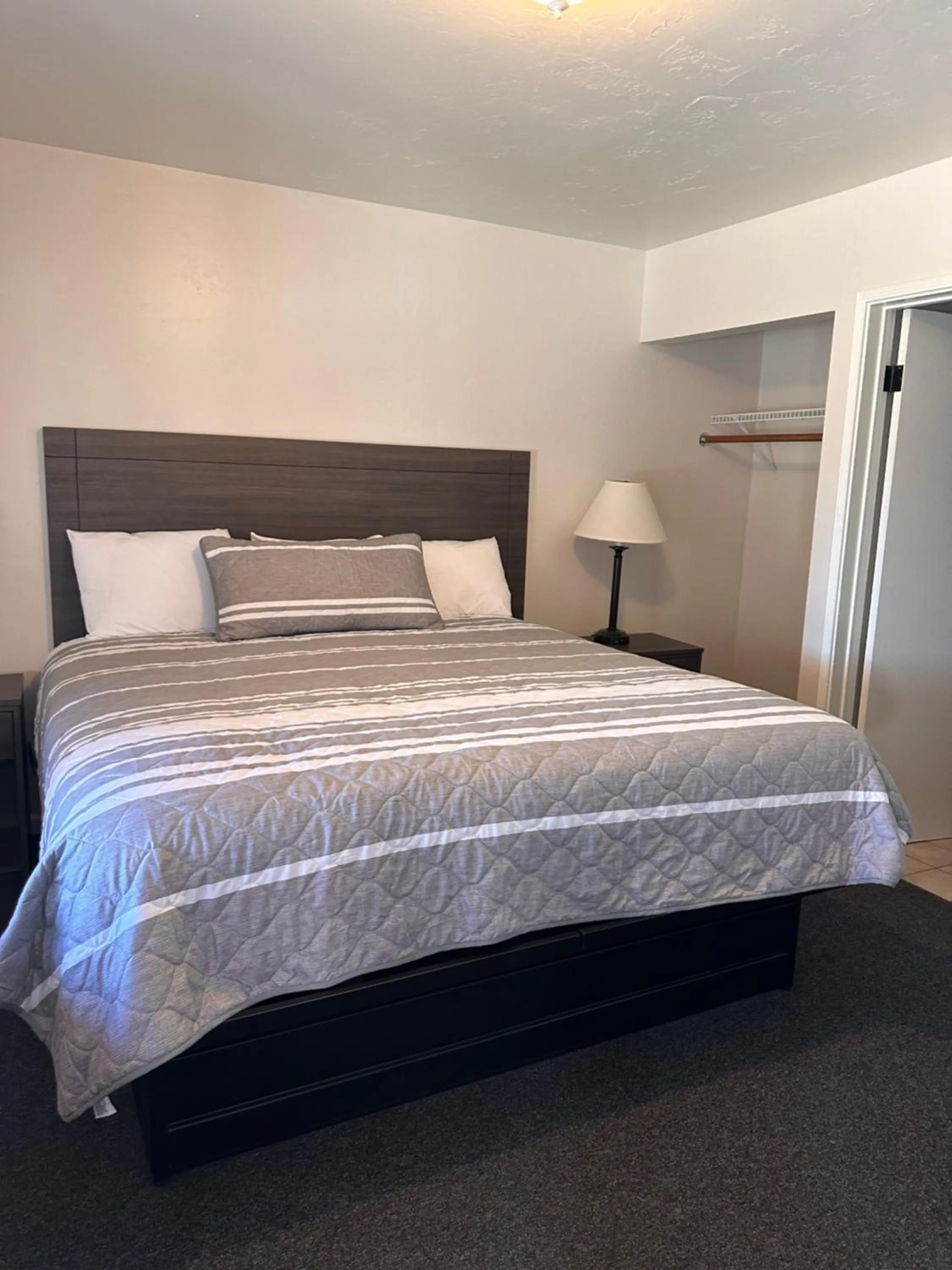 Bed in Lee Vining Motel