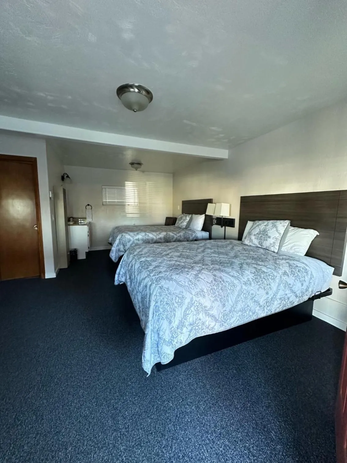 Photo of the whole room, Bed in Lee Vining Motel