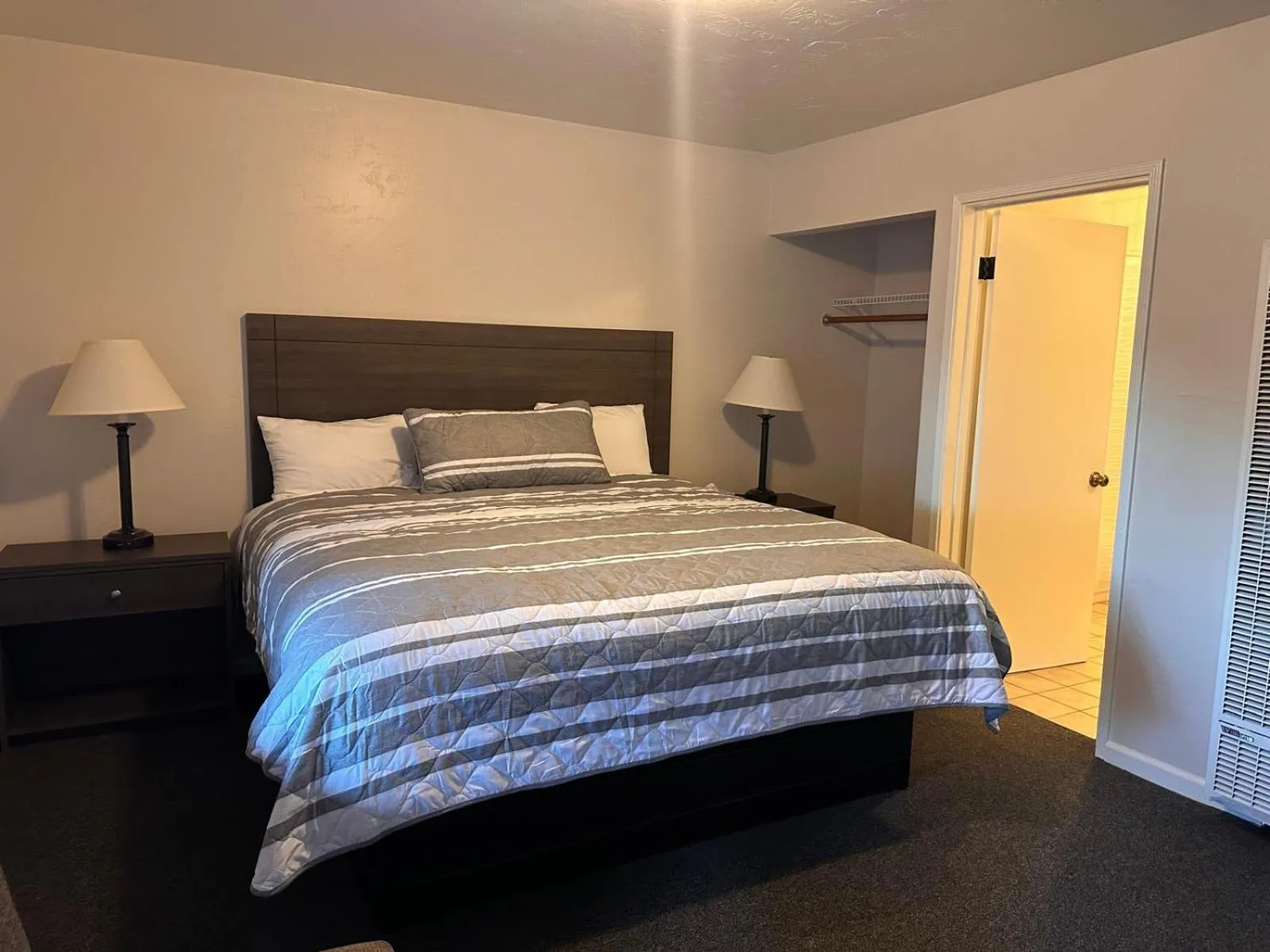 Photo of the whole room, Bed in Lee Vining Motel