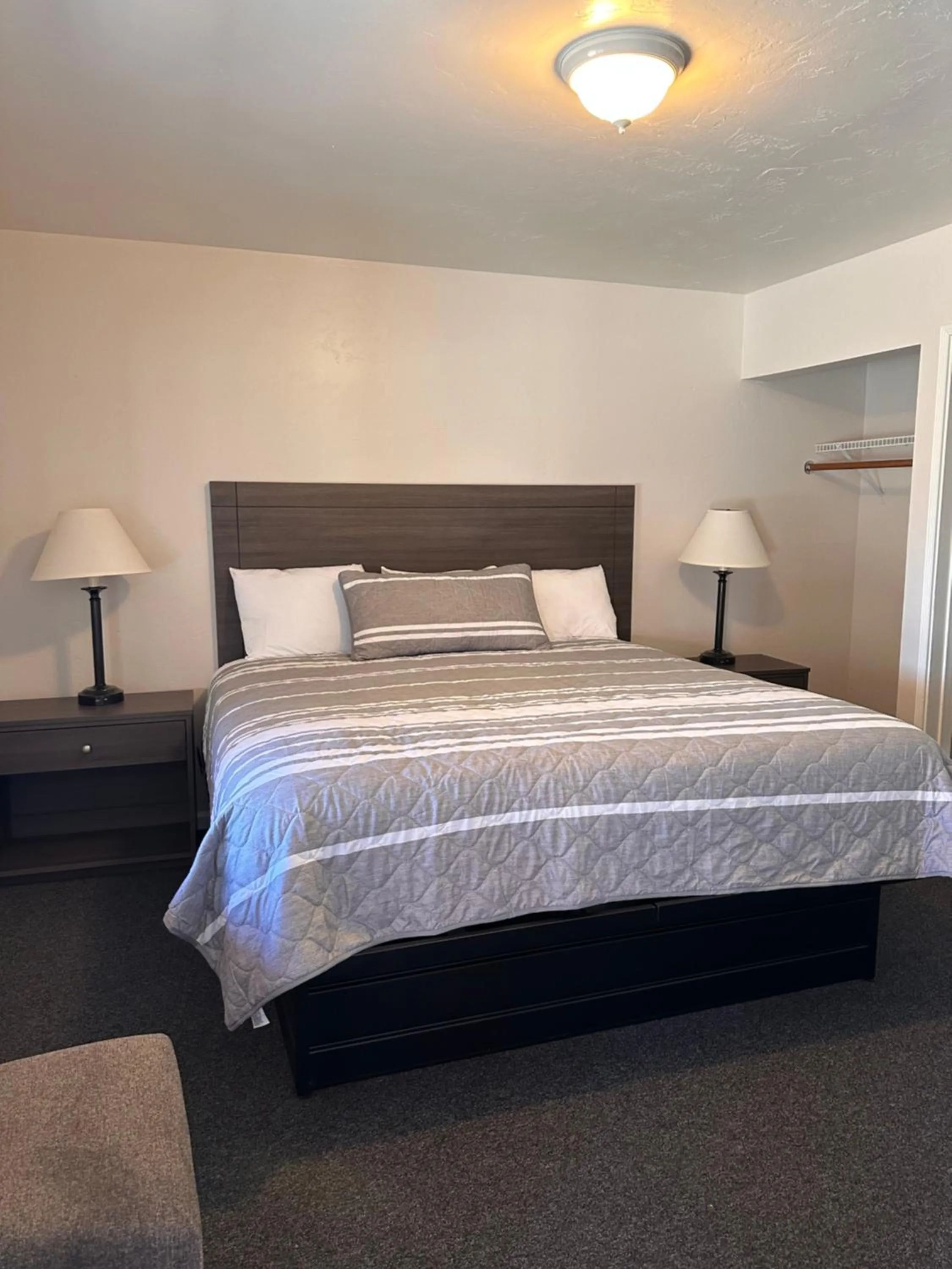 Photo of the whole room, Bed in Lee Vining Motel