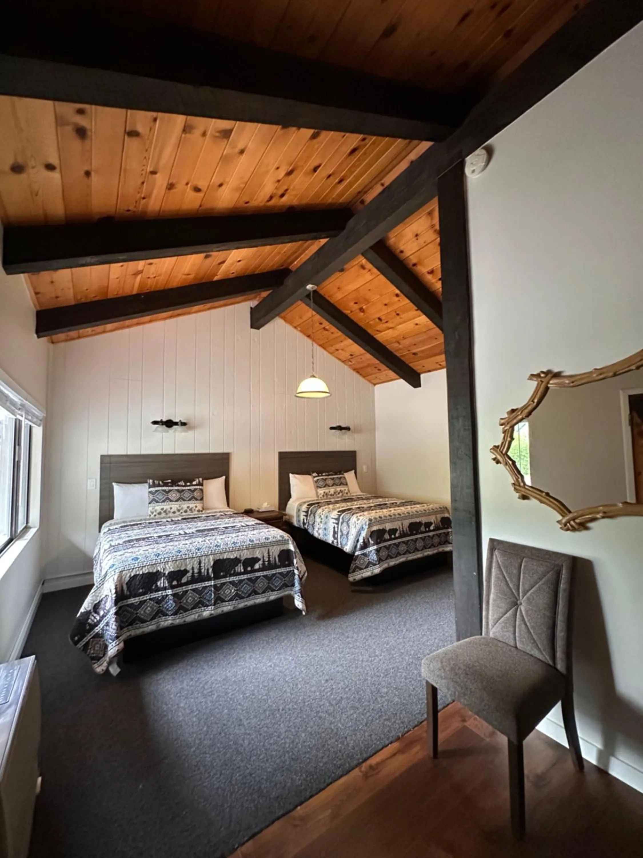 Photo of the whole room, Bed in Lee Vining Motel