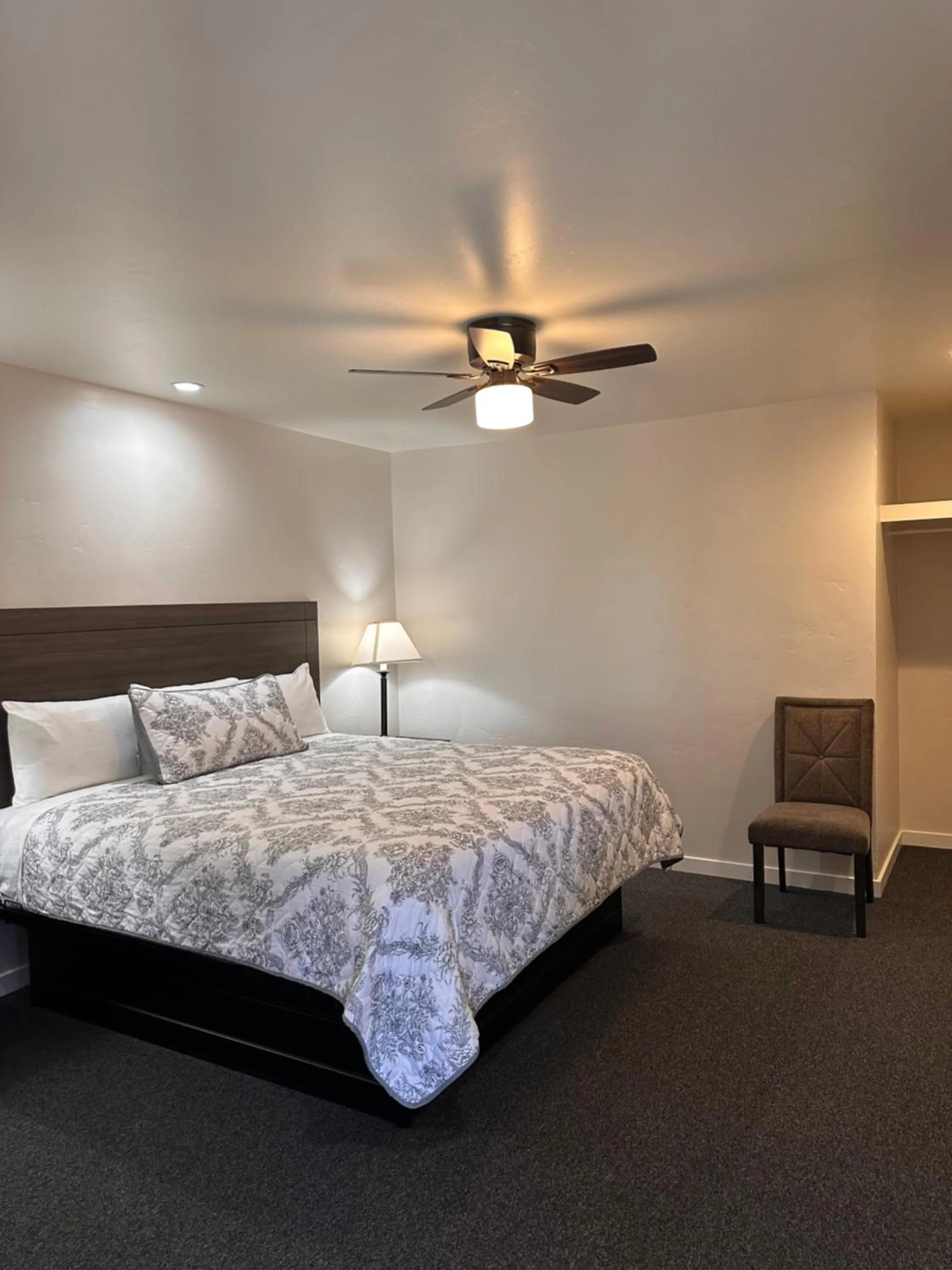Photo of the whole room, Bed in Lee Vining Motel