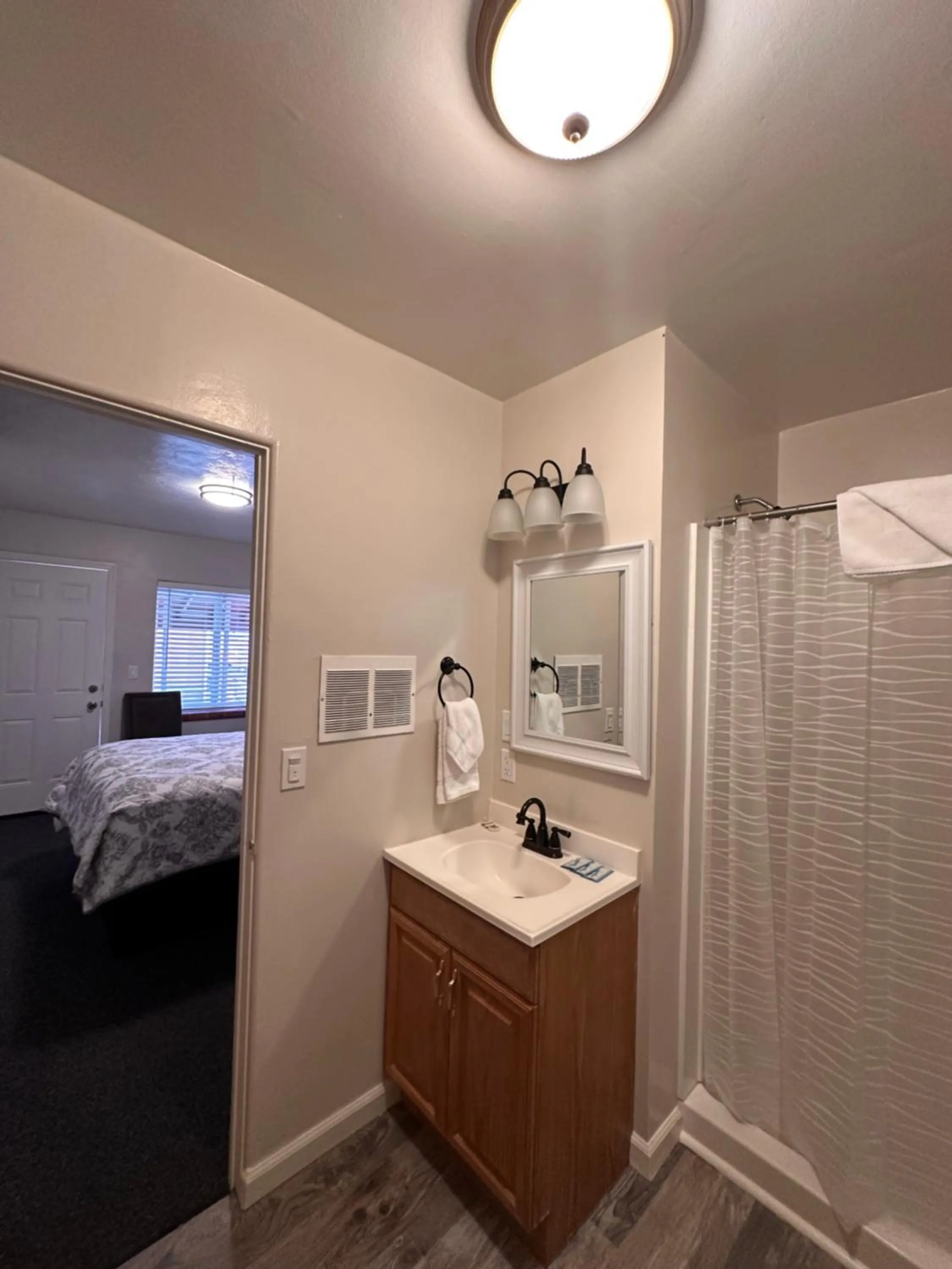 Bathroom, Bed in Lee Vining Motel