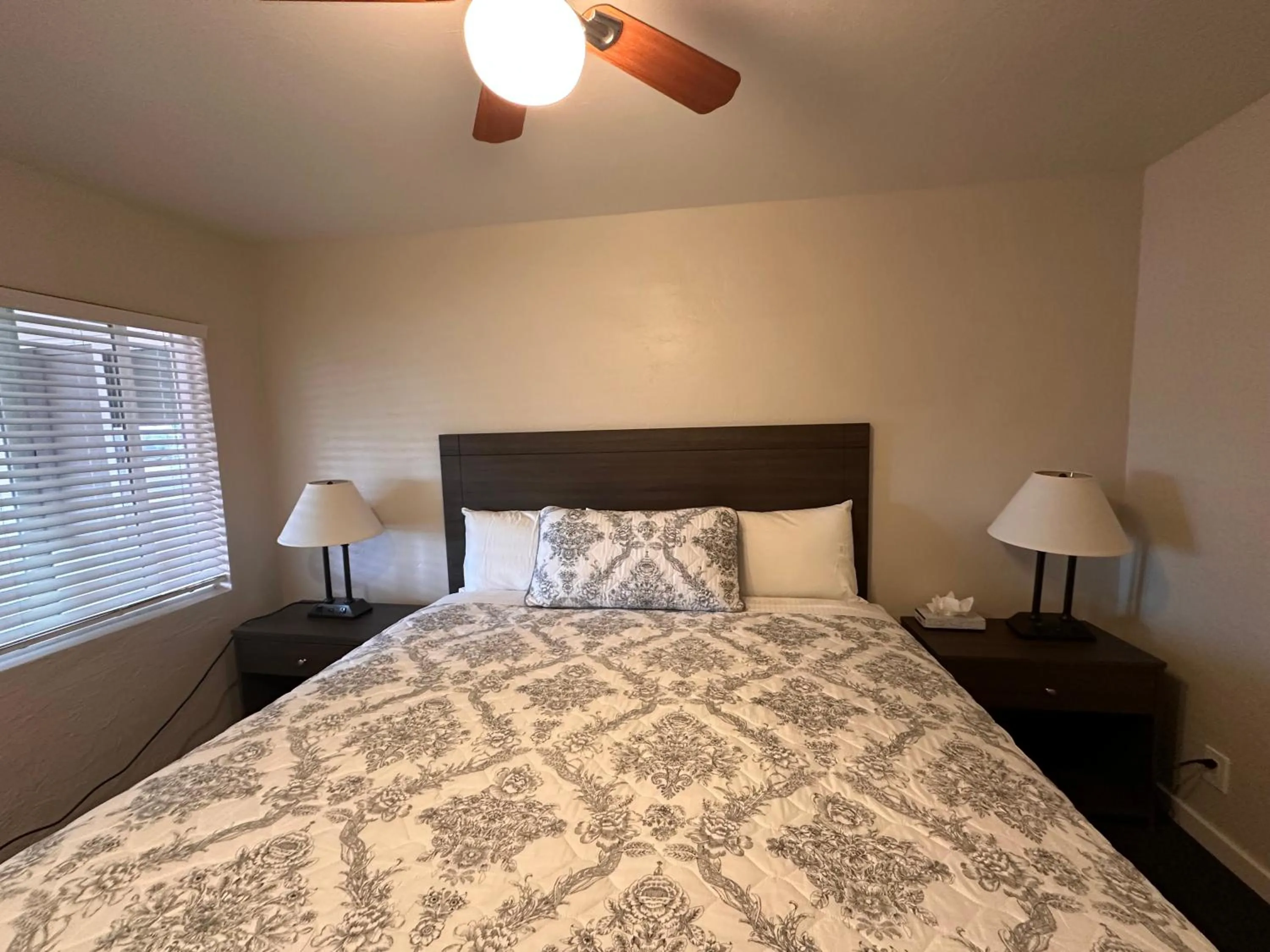 Photo of the whole room, Bed in Lee Vining Motel