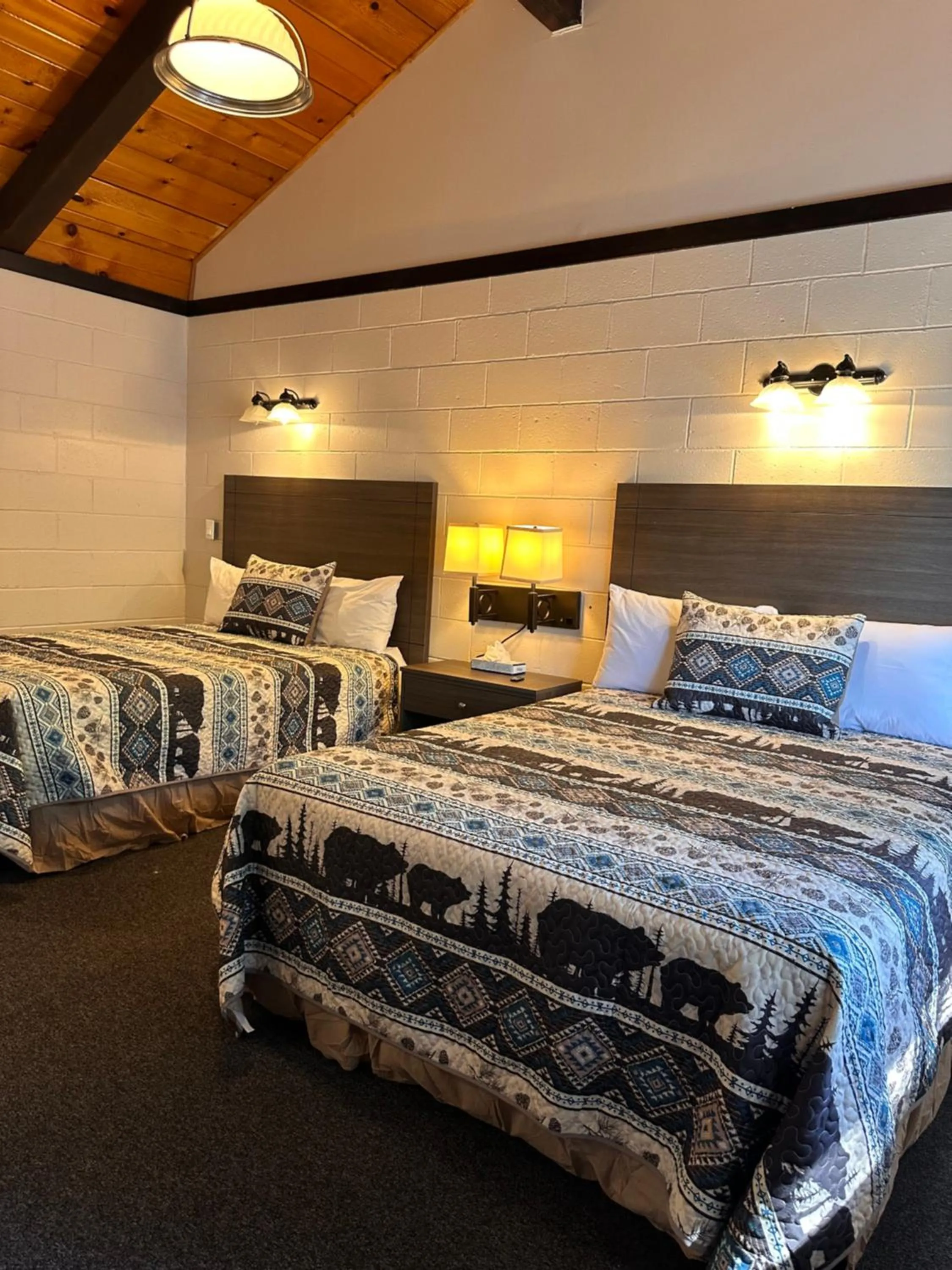 Photo of the whole room, Bed in Lee Vining Motel