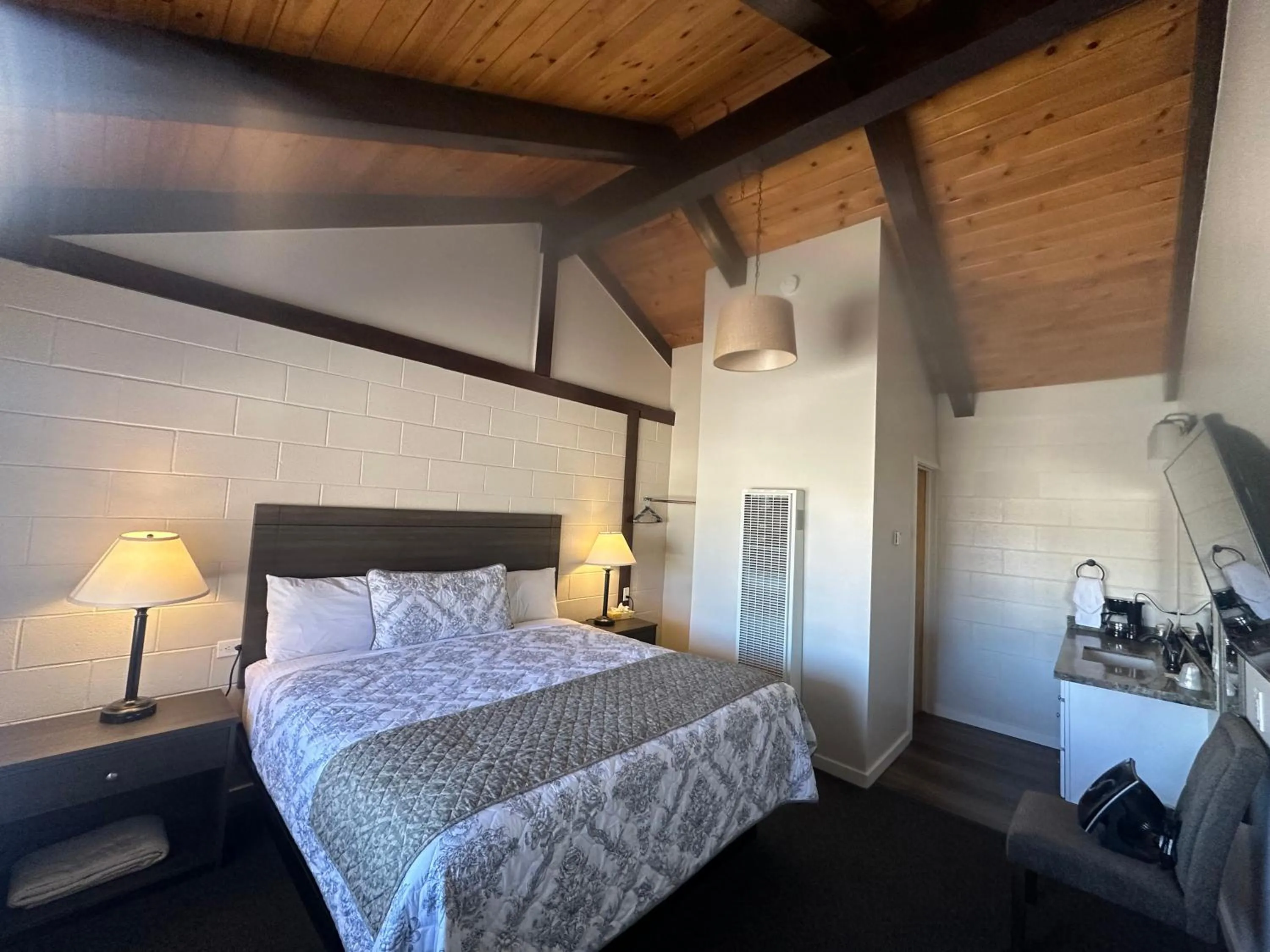 Bed in Lee Vining Motel