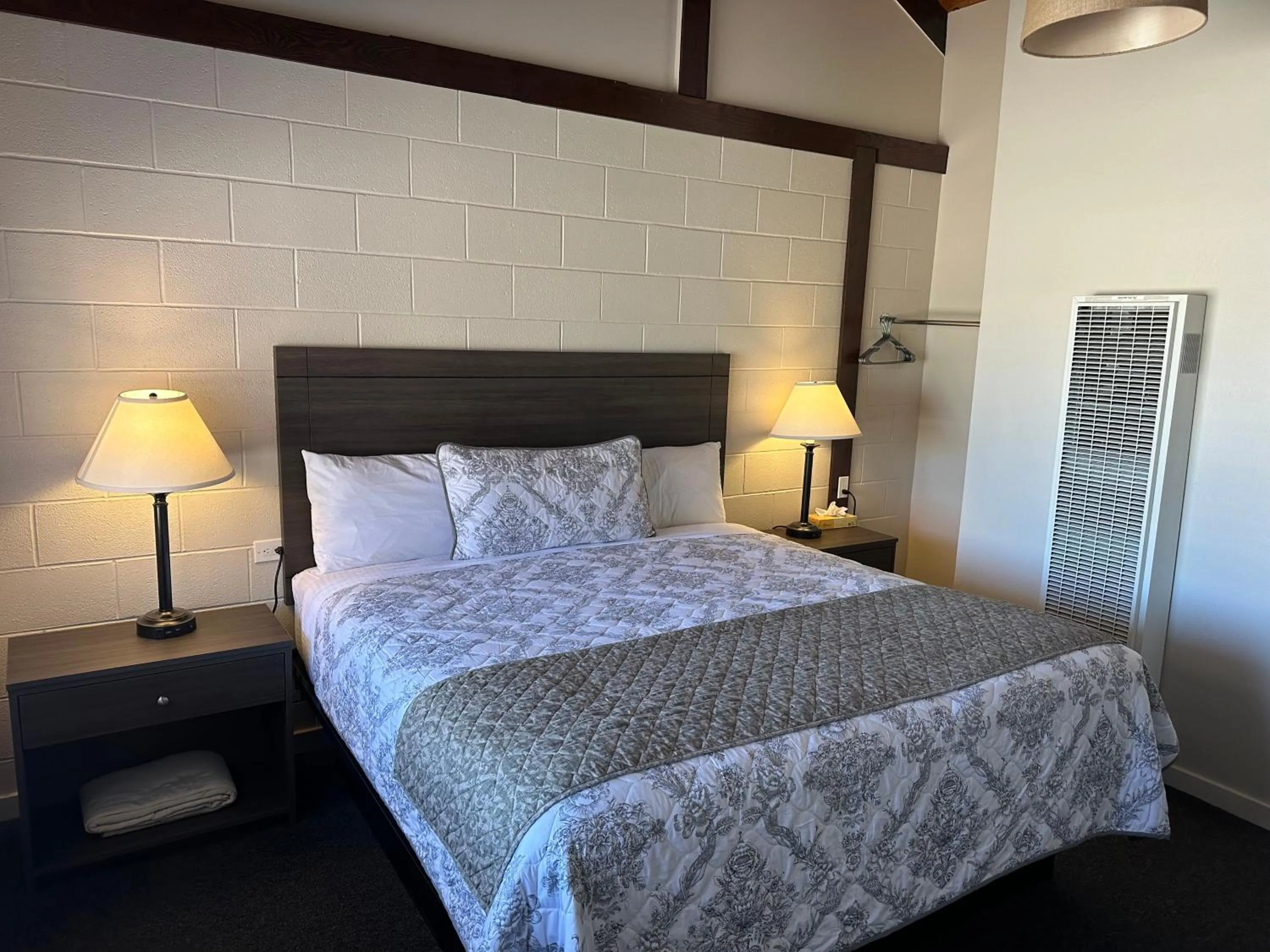 Photo of the whole room, Bed in Lee Vining Motel