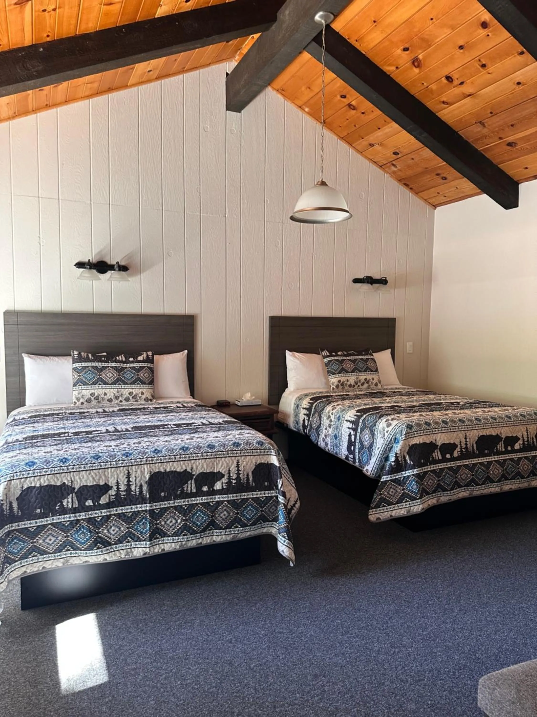 Photo of the whole room, Bed in Lee Vining Motel