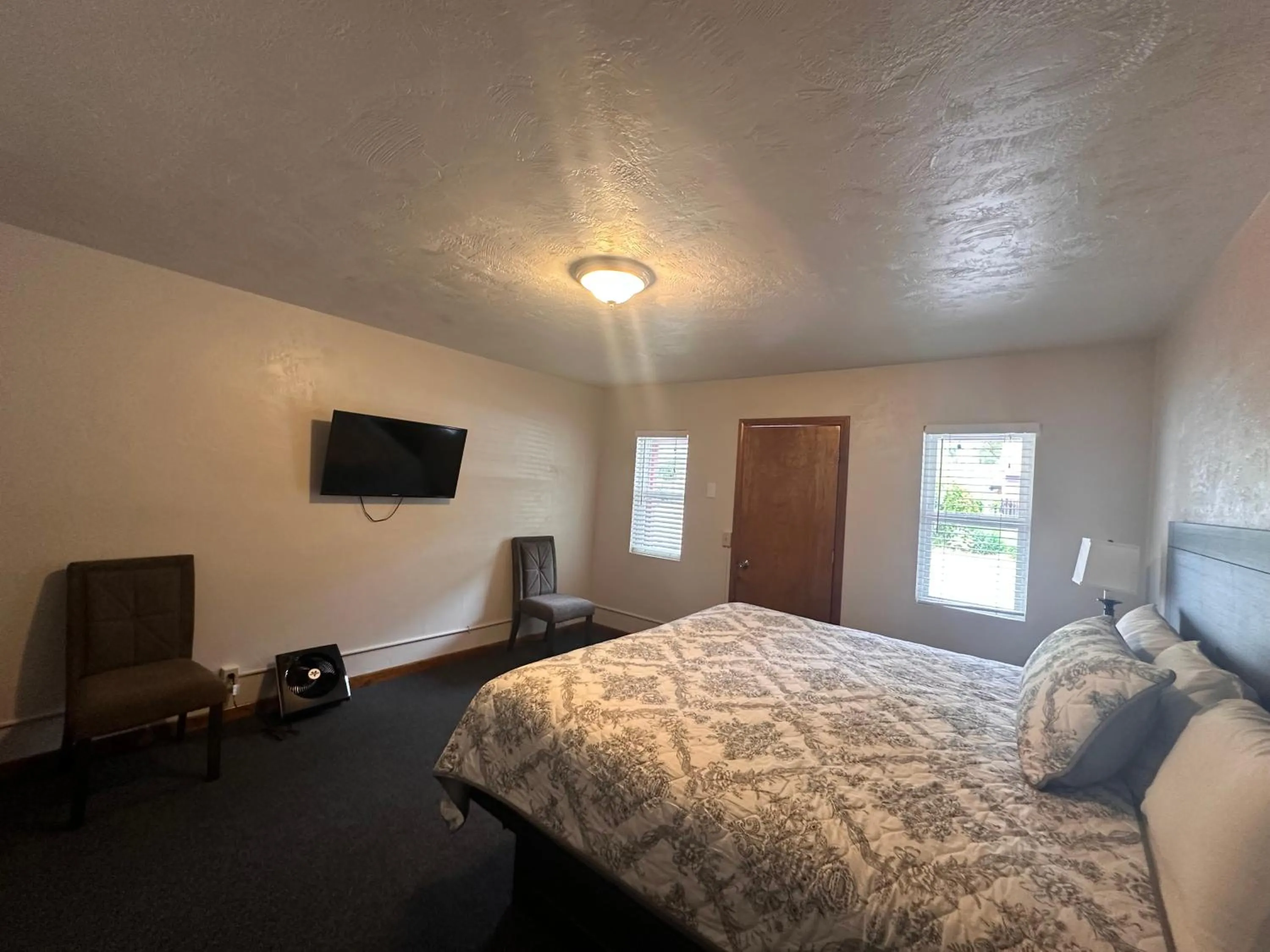 Bedroom, Bed in Lee Vining Motel