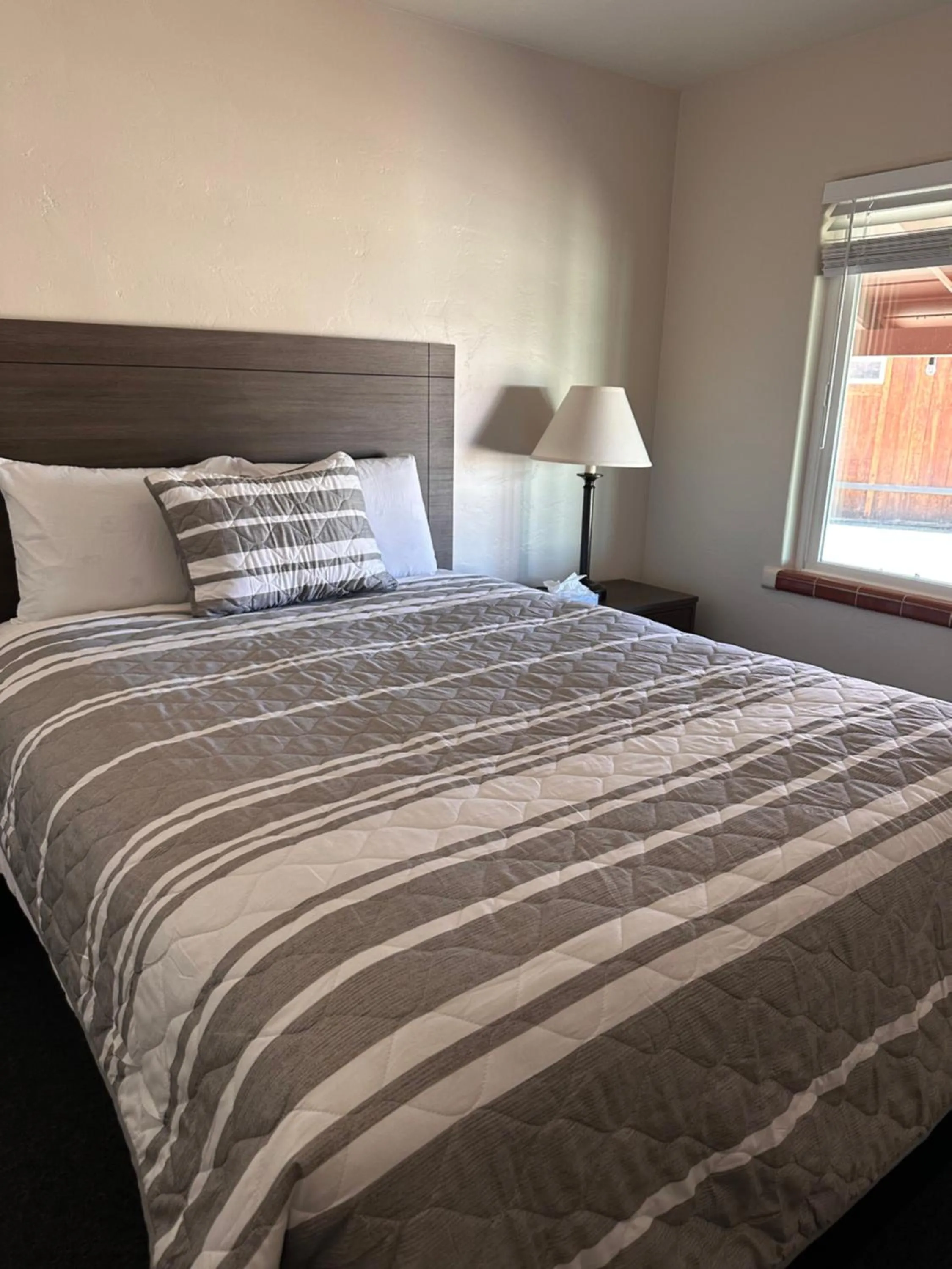Photo of the whole room, Bed in Lee Vining Motel