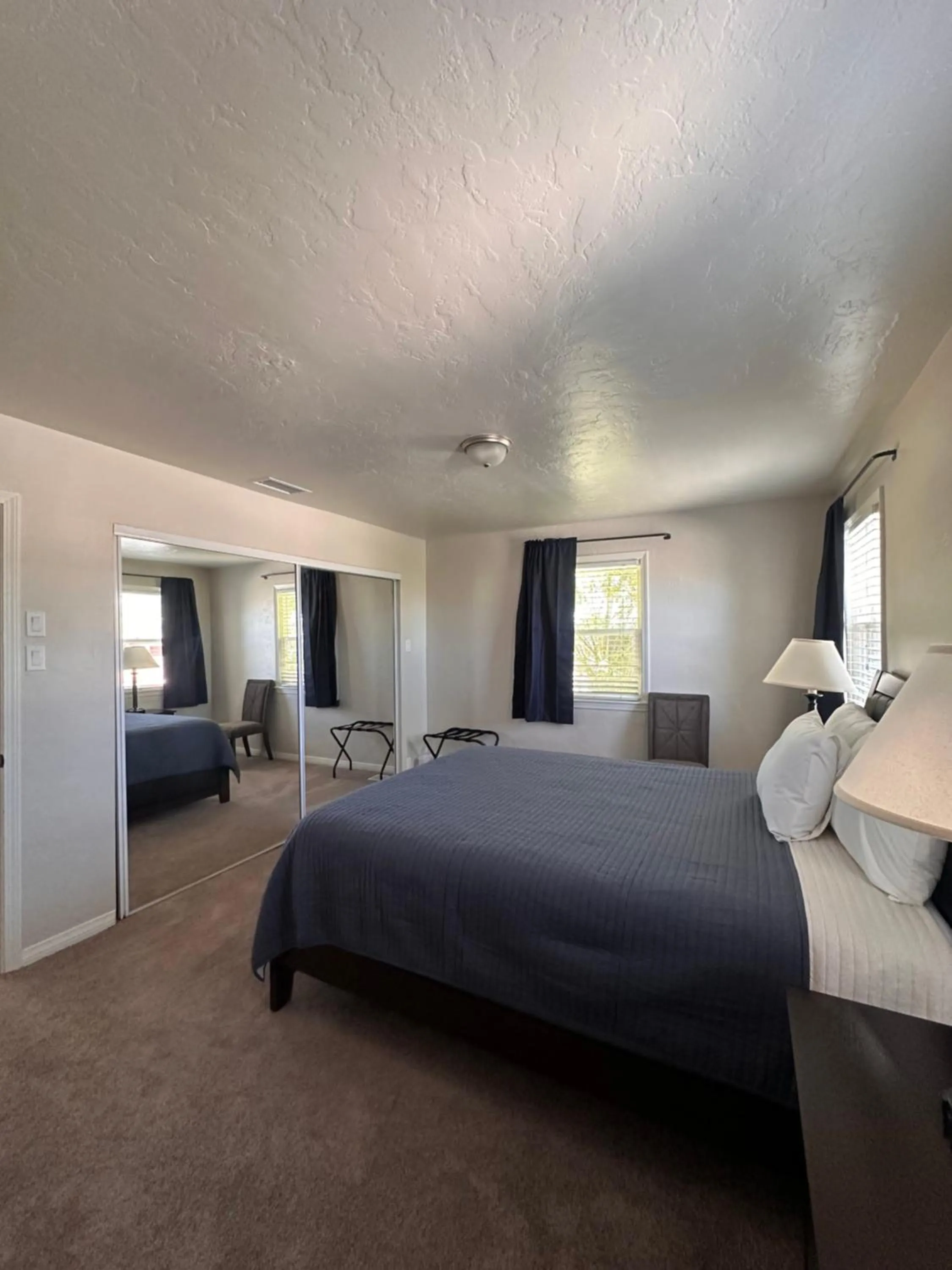 Photo of the whole room, Bed in Lee Vining Motel