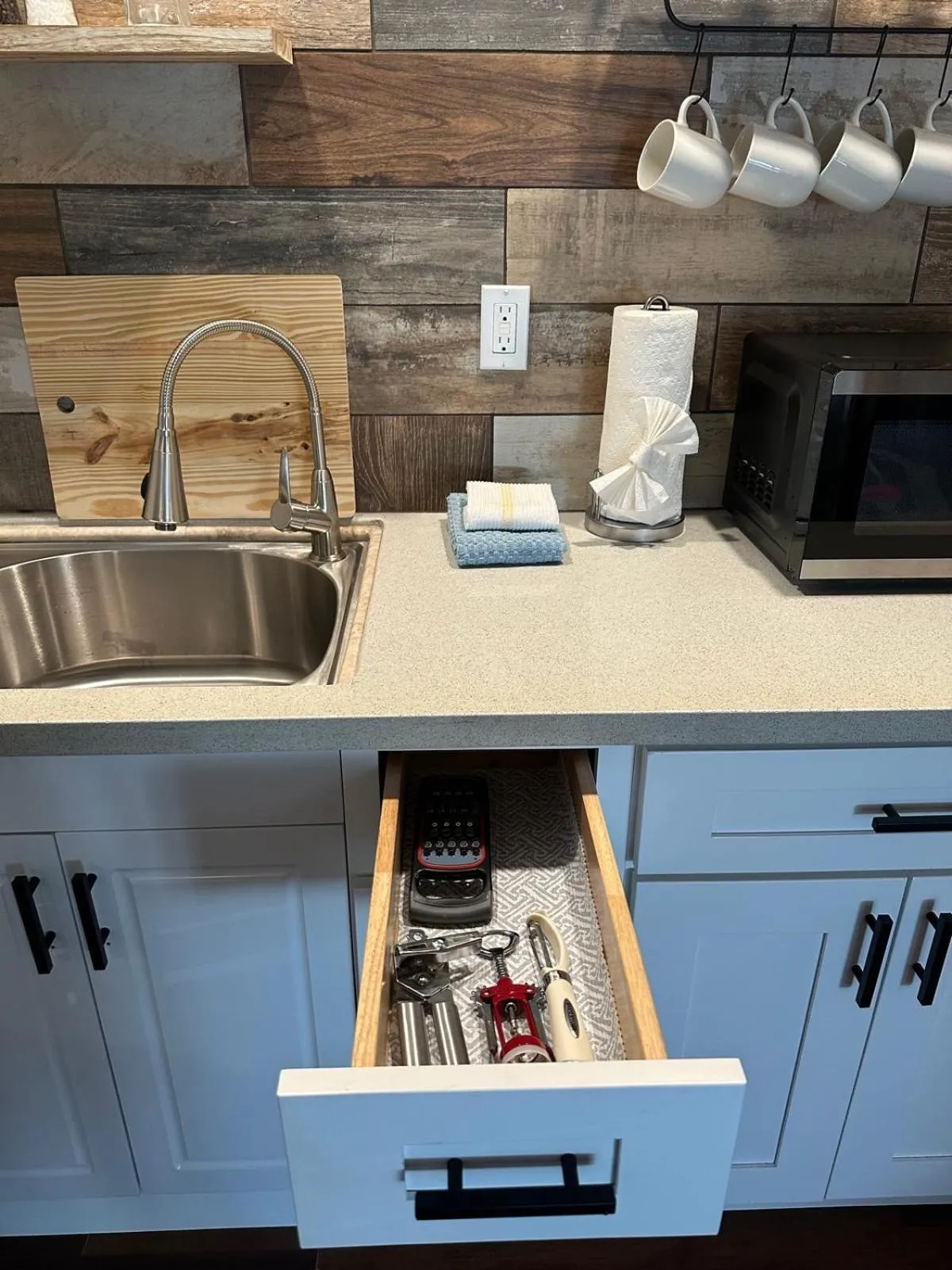 Kitchen or kitchenette in Lee Vining Motel