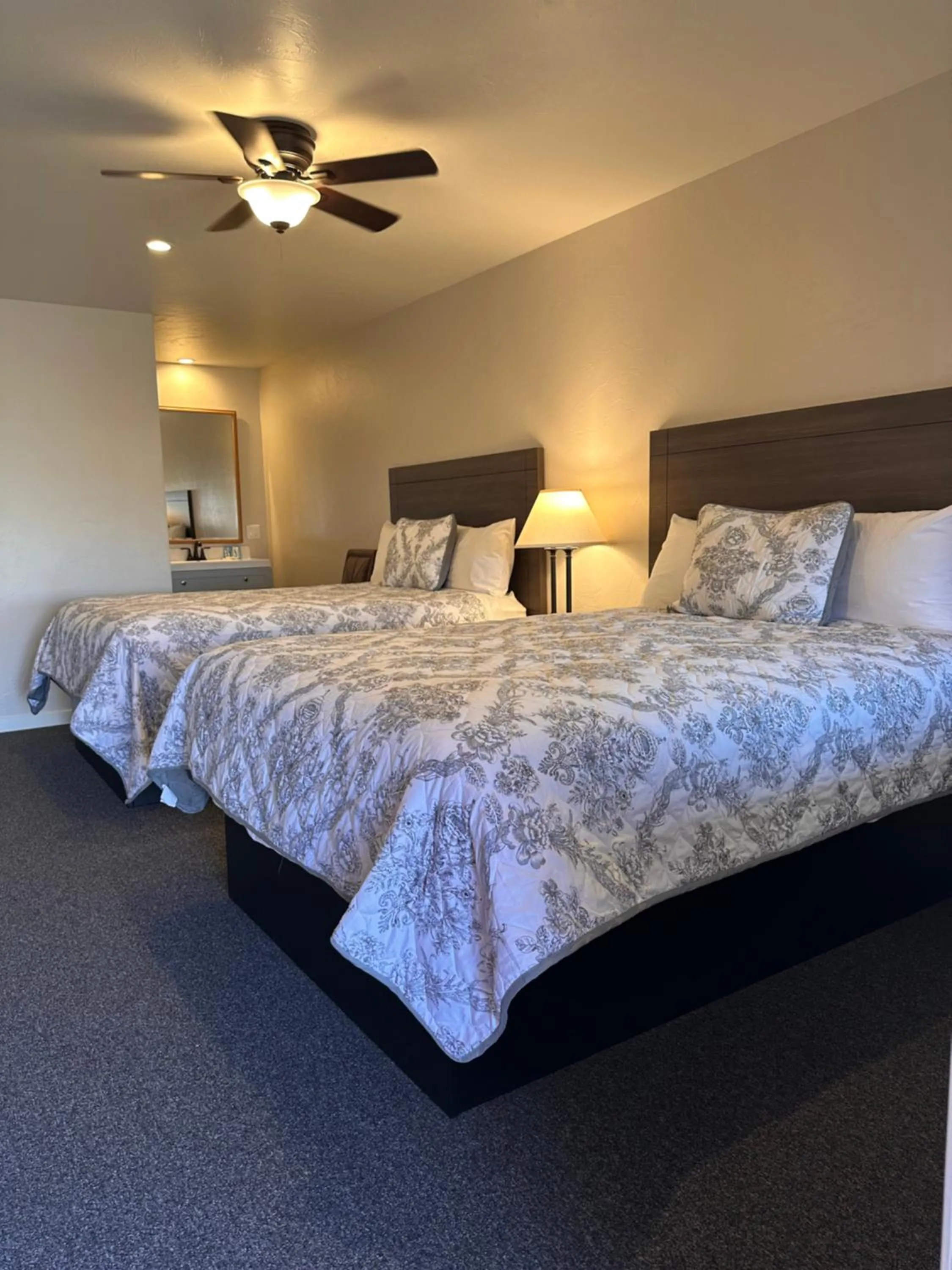 Photo of the whole room, Bed in Lee Vining Motel
