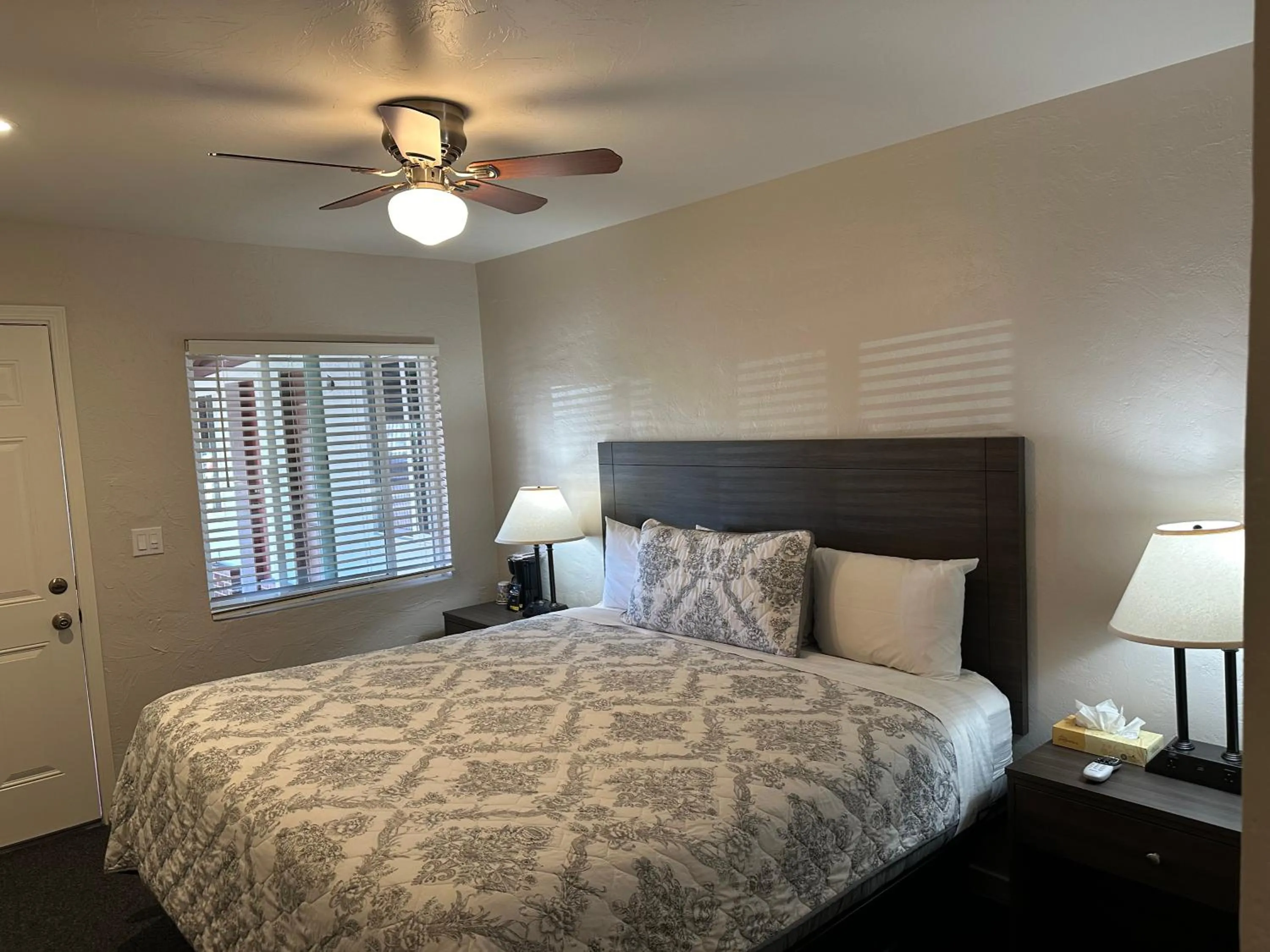 Photo of the whole room, Bed in Lee Vining Motel