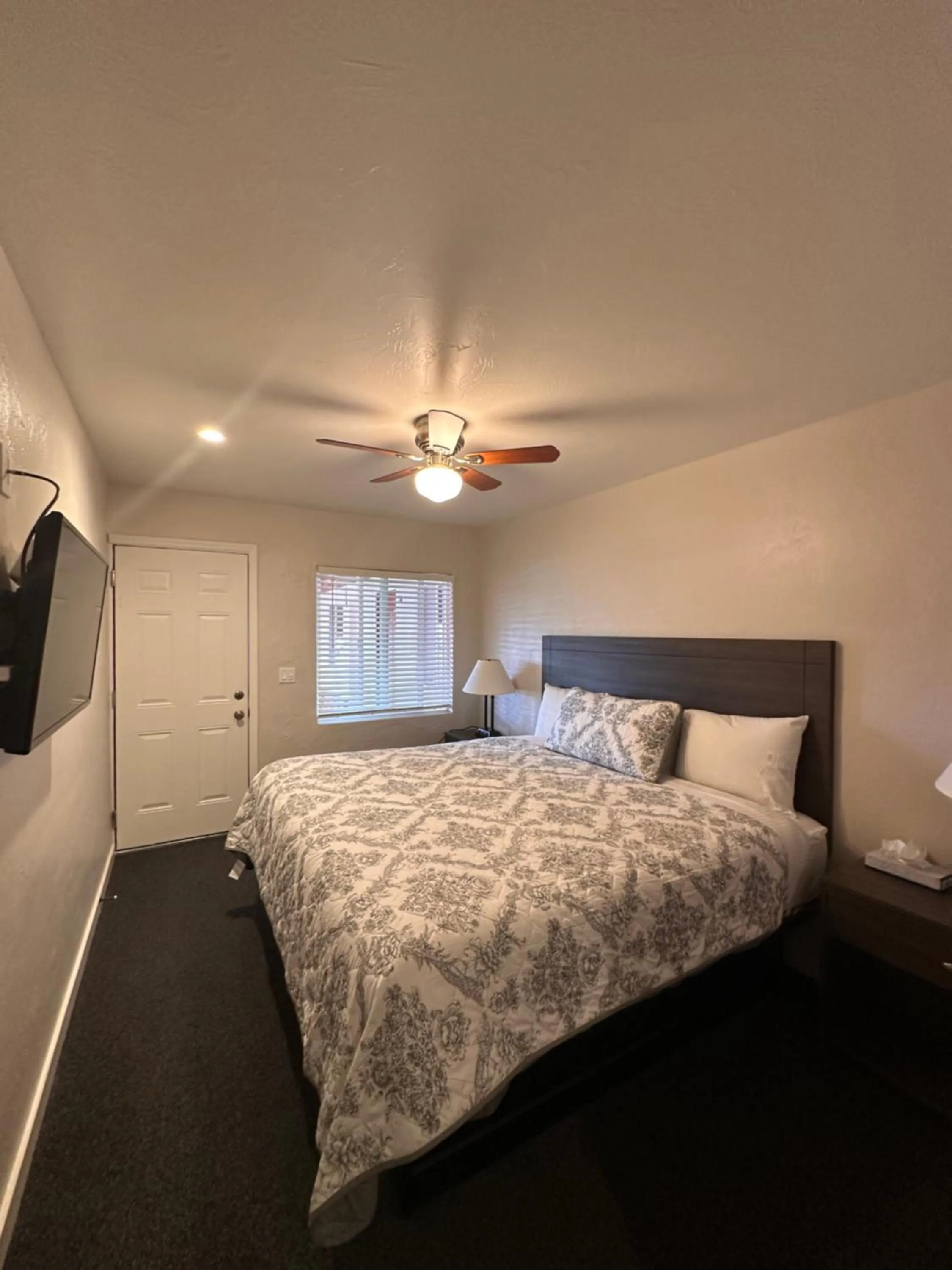 Bedroom, Bed in Lee Vining Motel