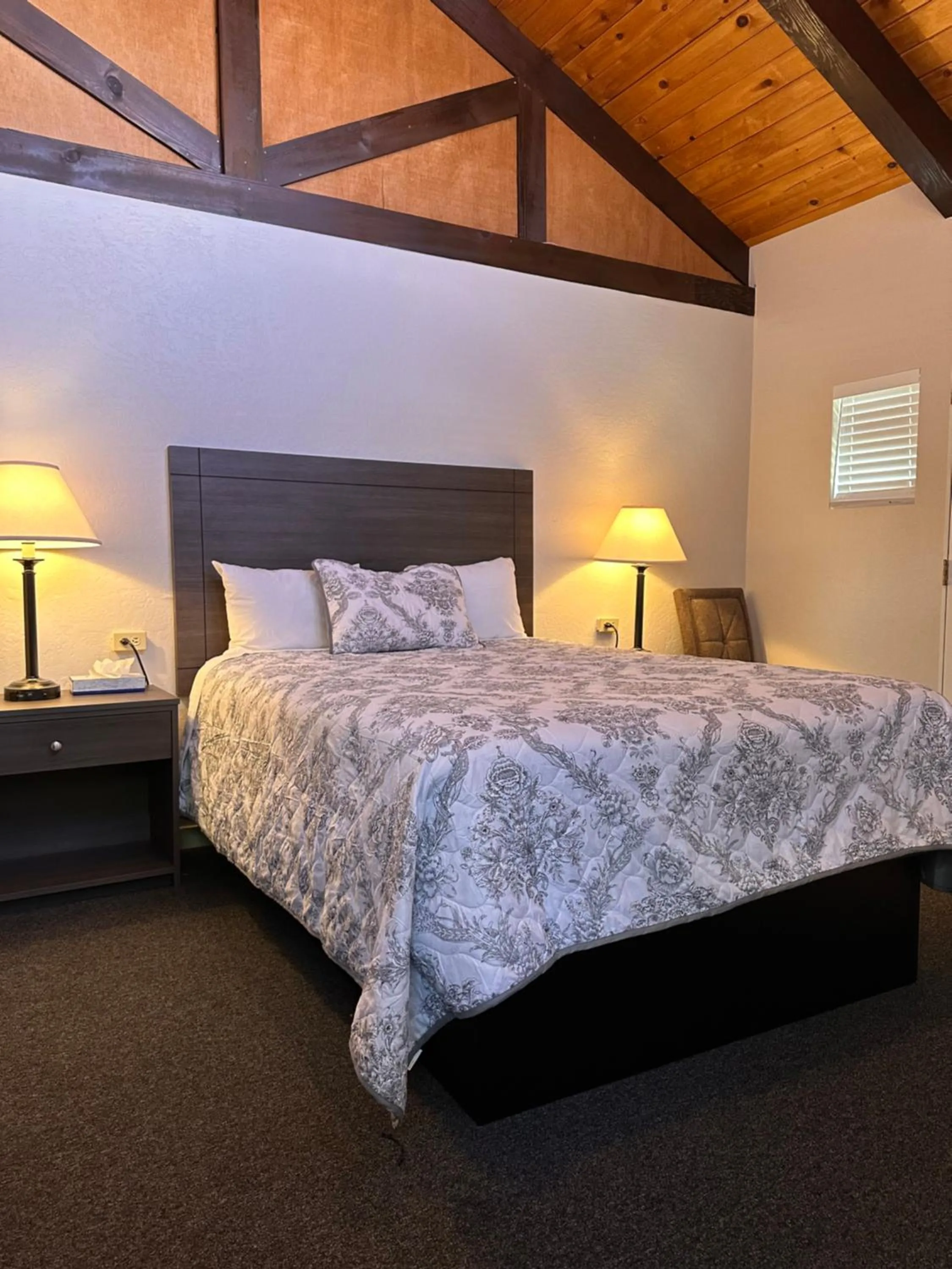 Photo of the whole room, Bed in Lee Vining Motel