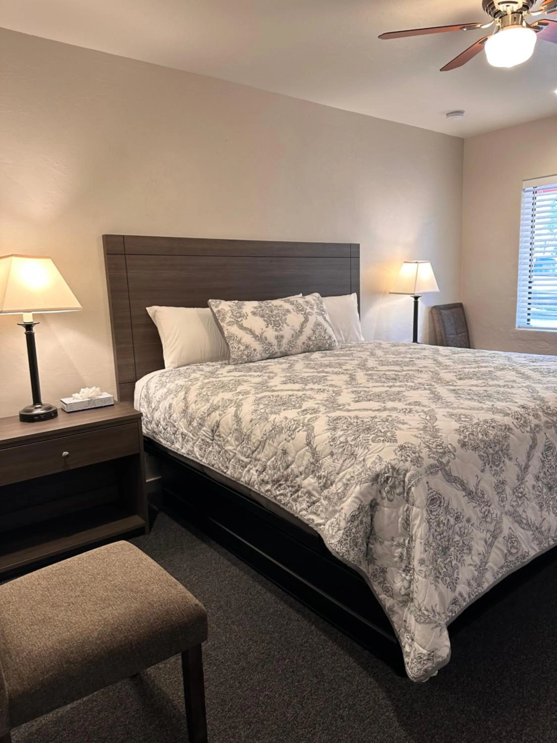 Photo of the whole room, Bed in Lee Vining Motel