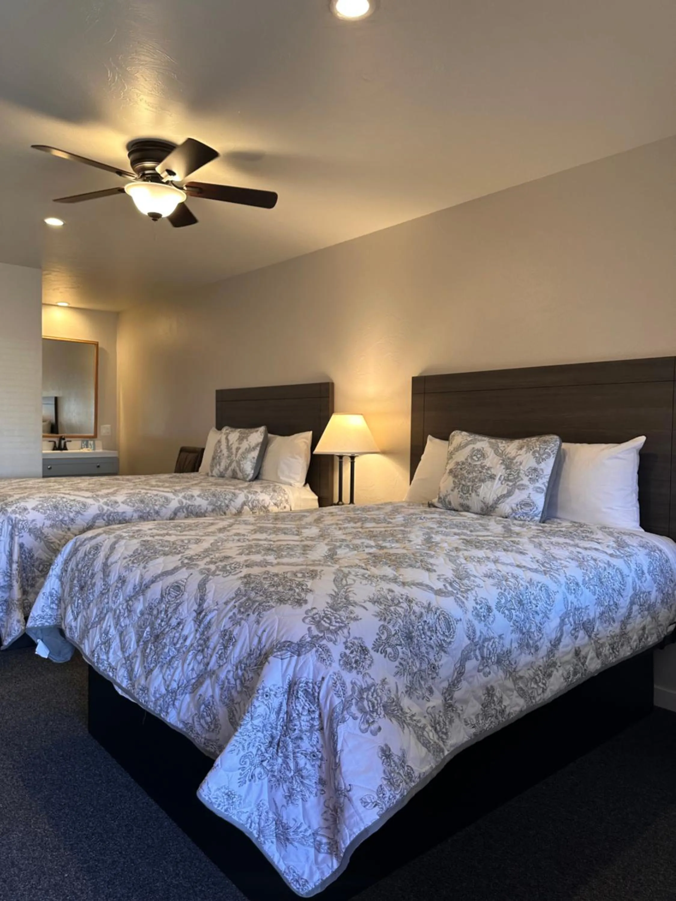 Photo of the whole room, Bed in Lee Vining Motel