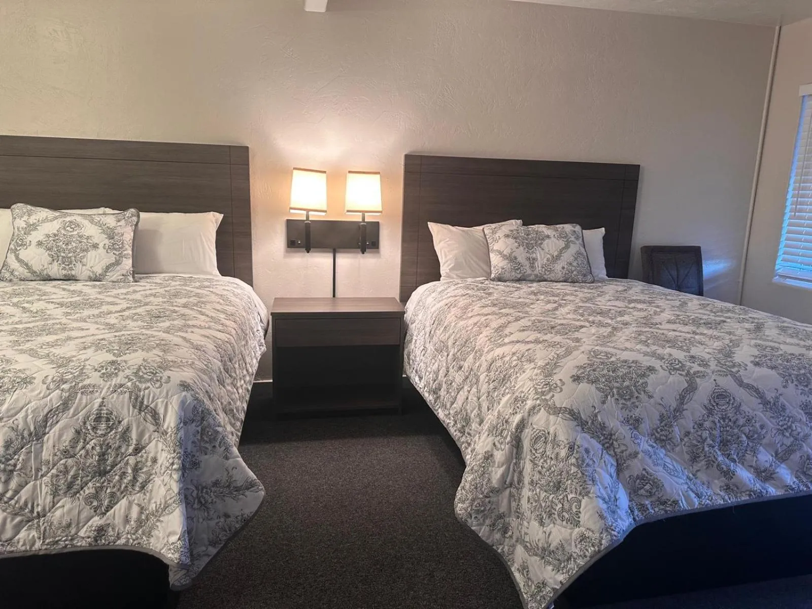 Photo of the whole room, Bed in Lee Vining Motel