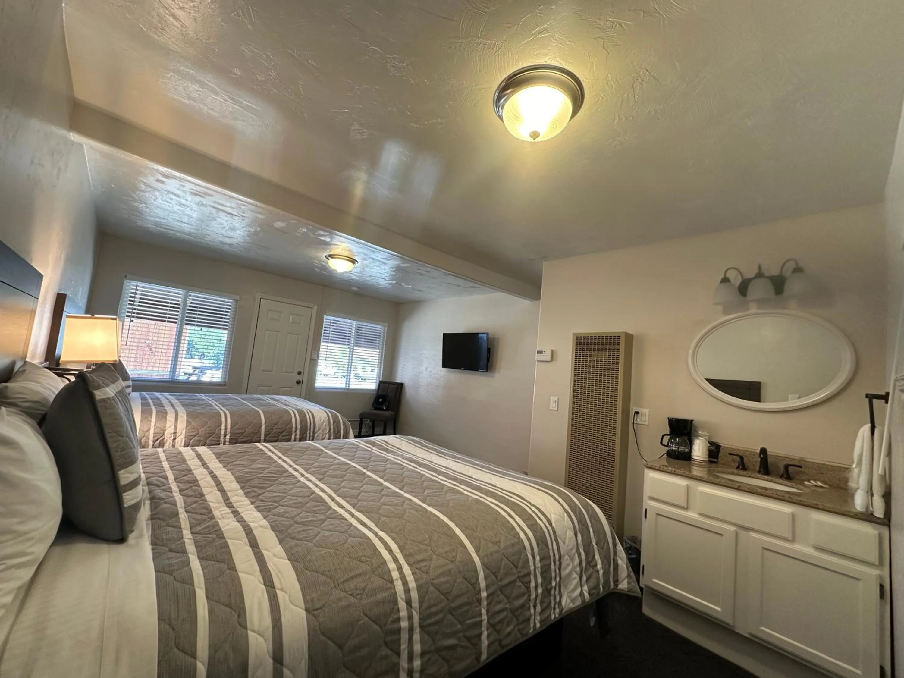 Photo of the whole room, Bed in Lee Vining Motel