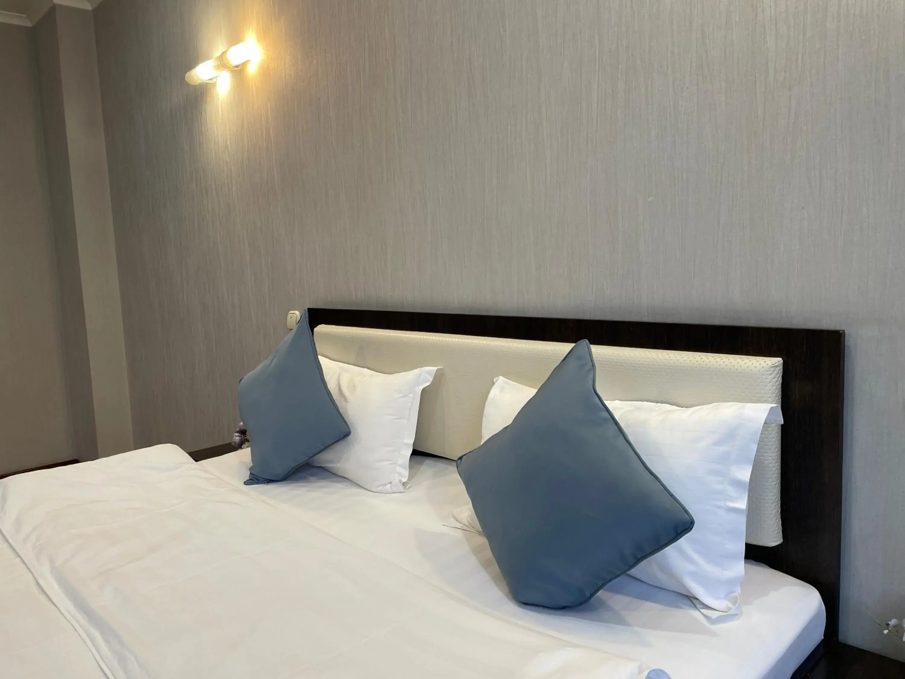 Decorative detail, Bed in Apart Hotel 5 Decorative detail, Bed in Apart Hotel 5